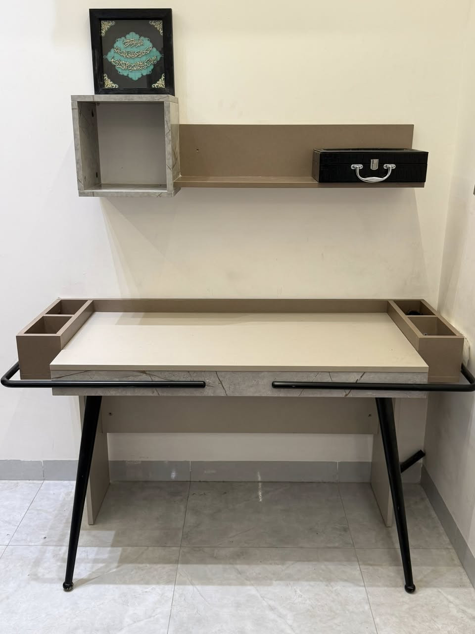 السلام عليكم ♥️
غرفة تُركية نضيفة جداً للبيع 🇹🇷.
الغرفة نفر ونص مو نفرين‼️
7 قطع ولا شخطة بيهن 
سرير نفر ونص 
كنتور سلايت كبير
ميز للدراسة و رف مُعلق
مكتبة للتحفيات وتحتوي على خانة كبيرة ومجرات عدد ثنين
ميز تواليت ومرايه خاصة بي
كومدي تيبلام الى جانب السرير 
القطع جداً نضيفة واستعمال شخصي تجي بعينك وتشوف
للتنويه …
ميز التواليت يحتوي على انارة داخلية خاصة بي
وكذلك الكومدي بداخله اناره خاصة 
كما موضح ب الصور ✨
الغرفة من Home senter هوم سنتر الي صاير ب العرصات والكل يدري القطع مالته تخبل ودرجة اولى
ب هوم سنتر اربع قطع جانت معروضه ب مليون وثلاثئمة وخمسين دينار بدون الاضافات ‼️
 ومع الاضافات (مليون و850 ) ‼️
عارضه للبيع الـ7 قطع كلهن ب 650 ألف دينار !
وبيها مجال بسيط جداً حك جية
بيع مال استعجال وتفوتك وفول نضافة عينك وتشوف.
الموقع بغداد - الكرادة داخل
للتواصل واتس ***********📞📱.
