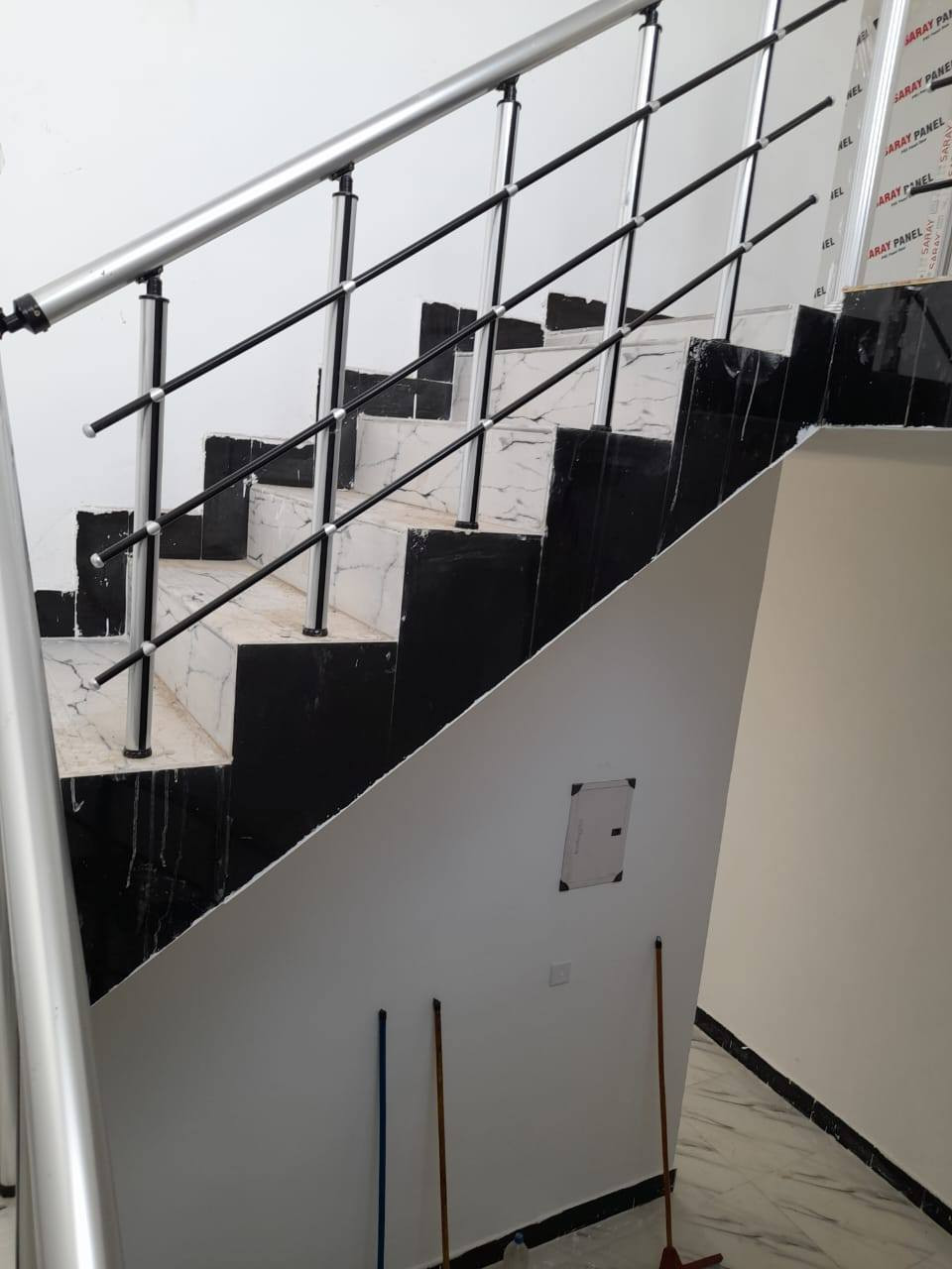 السلام عليكم ......للبيع بيت جديد صفر المساحه 5/20 يحتوي الطابق الاول غرفه نوم استقبال صاله مطبخ صحيات داخليه خارجيه الطابق الثاني غرفه نوم وبيتونه وسطح خلفي موجود ارضيه سيراميك  بالبيت سخان ماطور تانكي البيت غير مسكون للستفسار اكثر اتصال وات ساب *********** العنوان كاطون الرازي قرب جامع سعد ابن ابي وقاص
