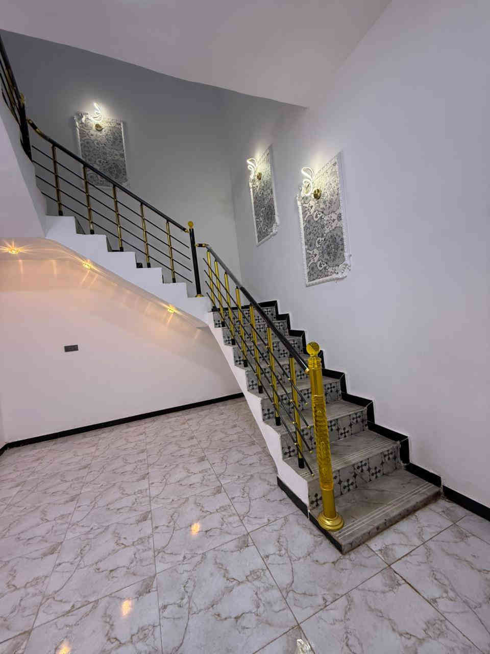 دور سكن للبيع بناء 2025
***********
جنس العقار طابو ملك صرف زراعي بسم عراقي اصولي سند ٢٥

#المساحه  105 متر 

يحتوي البيت على غرف  منام2
و ديوان
و مطبخ 
او مناور
و صاله و وصحيات داخلي وخارجي 

العنوان بصره ابي الخصيب محيله دورة ام زباله 30 متر عن التبليط
موقع راقي 😎 

جميع الخدمات متوفره ماء كهرباء شارع 8 
شغل البيت كله درجة أولى

السعر59 و بي مجال للشراي
للاستفسار تصل***********
