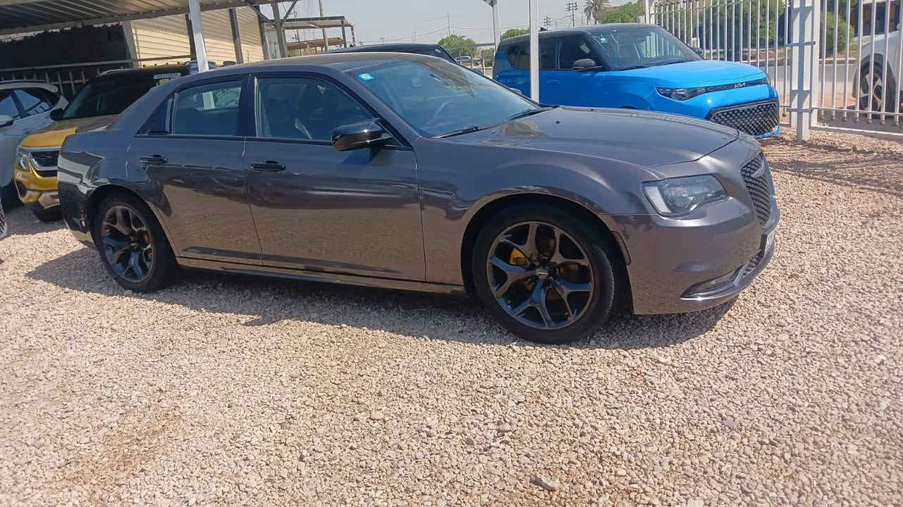 كرايسلر 300   2023 اصل 
6 سلندر تو ويل
ماشية 16mile فقط حقيقي
رقم بغداد انكليزي
بيها قطعتين جاملغ صبغ  والبنيد مبدل 
✅️

السعر : 250 وبيه مجال بسيط
اتصال أو واتساب
***********
