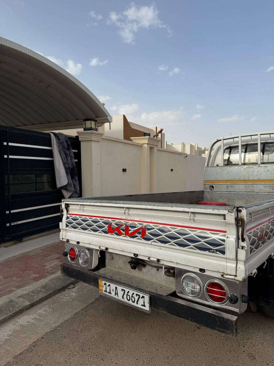 السلام عليكم للبيع كيه موديل 2015 فحل مفتوح محرك 4000 السونار موضح بل منشور السعر 125 بيه مجال بسيط عنوان الرمادي ***********
