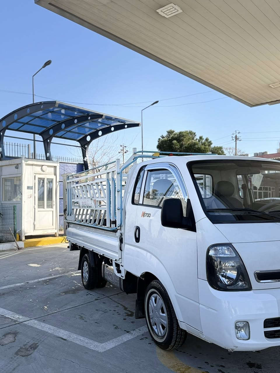 ‎سەرەتا بەناوی خوای گەورەو مهیرەبان کیا ٢٧٠٠ رەقەم سلێمانی کامل مەسرەف گیر عادی  مۆدیل٢٠١٦ بیلاد   فول  فولە ٥ دوگمەیە( سویچ کۆنترۆل .گەرمی بەسراوە.تەبریتی ساردی بەسراوە.بریکی بەسراوە کوشن هیتەر.ئاوینە گوی بەرخ.ئاوینە کارەبای. قوفل مەرکەزیە.)  ٦تایەی تازەیە بۆدی سفرە  گیرو مەکینەو ئەکسلی بەشەرتی ١٠ فیتەر مالی دۆستە   ***********
