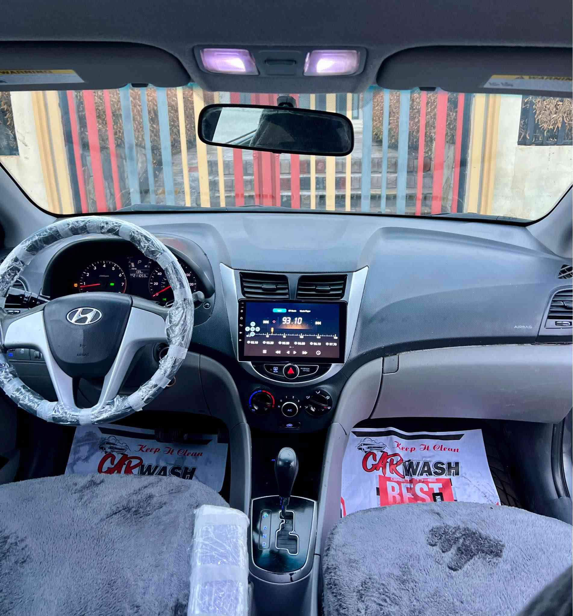 بسم الله الرحمن الرحيم(***********)
Honda Accent 2012 سەیارەکە ساغە 
هۆندا ئەکسێنت ٢٠١٢ ساغ موس و براوە نییە بەشەرت
سەیارەکە بێ رەقەمی دوبەیە مالی مەدەنی بەشەرت
کامل بۆیاغ کراوەتەوە بۆجوانی پشت و پێش کەپسە
دەحم و لێدران هیچی نییە هەموو گیانی بەشەرت
گێر و مەکینە بەشەرت کارەبایی بەشەرت 
تەقە و رەقەی هیچ نییە تایەی تازەیە پاتری تازەیە
مواسفات ئەمریکییە گێچ وەنەوشەیە زینۆنە ئیکۆیە
شاشەیە ABS گێڕ تۆماتیک و عادیە بلاجکتۆرە
سعری ٥٢ گەڵا مەجالێکە شوێنی سەیارەکە ڕانیەیە
*********** ڤایبەر و واتسئاپی لەسەرە رانية, السليمانية
