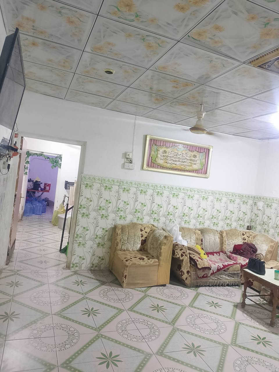 بيت طابقين الطابق العلوي منفصل متكون من اربع قرف عددالحمامات ثلاثه مطبخين ديوانيه وهول
   قريب على سوق مقابل مستشفى الفيحاء  للبيع الستفسار 
***********
