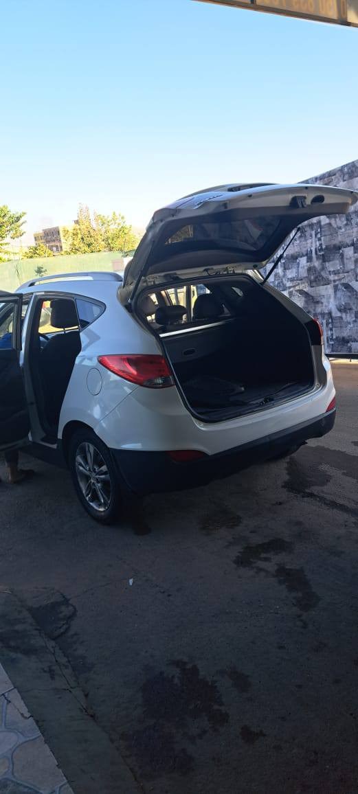 سلام عليكم سيارا توكسن 2013 للبيع
بدون دعم و بدون دواخل 
بس صندوق صبغ
كاميرا خلفية شريكه 
رقم جديد
بدون سلايت بدون بانوراما
محرك 2000 دوش
سعر 150$ بيها مجال 
رقم موبايل و واتساب ***********
عنوان دهوك دوميز
