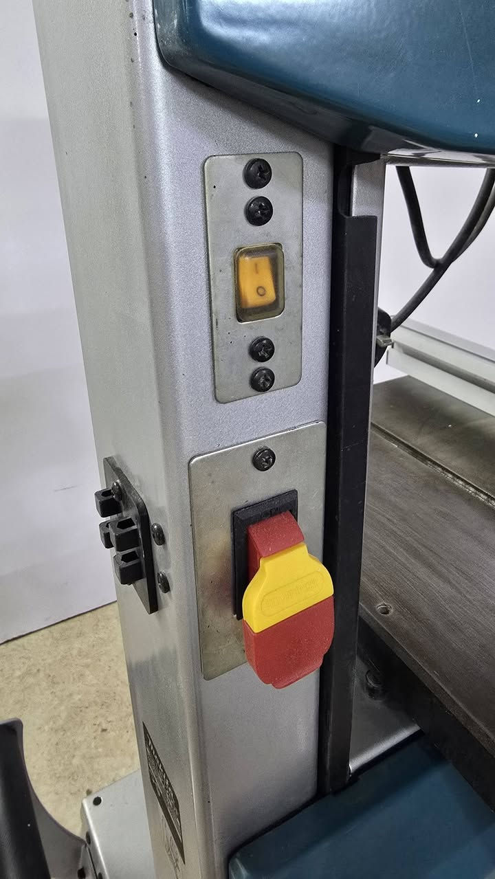 السلام عليكم ورحمة الله وبركاتة  منشار شريط صناعي ثقيل شراء جديد من شركة الأصول مستعمل قليل على وضع الشركه بدون اي تصليح السعر المطلوب 
٦٨٠ الف دينار 
للاستفسار  ***********
***********
