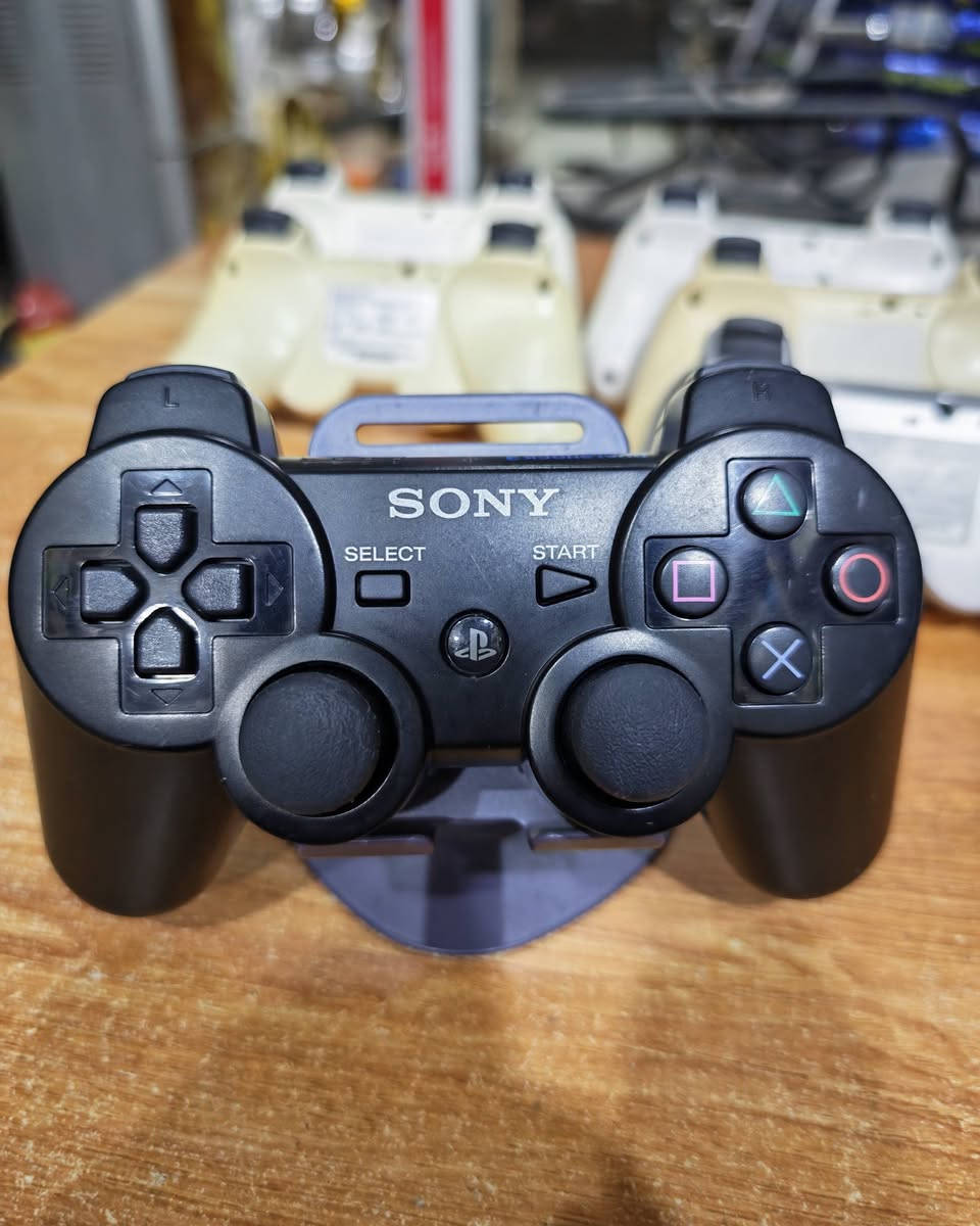 السلام عليكم جوستكات play station 3 اصليات باله شرط الفحص يدات جدد مكفولات من عطل والتصليح الوان مميزه سعر اليده 25 الف مكاني بغداد زعفرانيه ويوجد توصيل كافه المحافضات ***********
