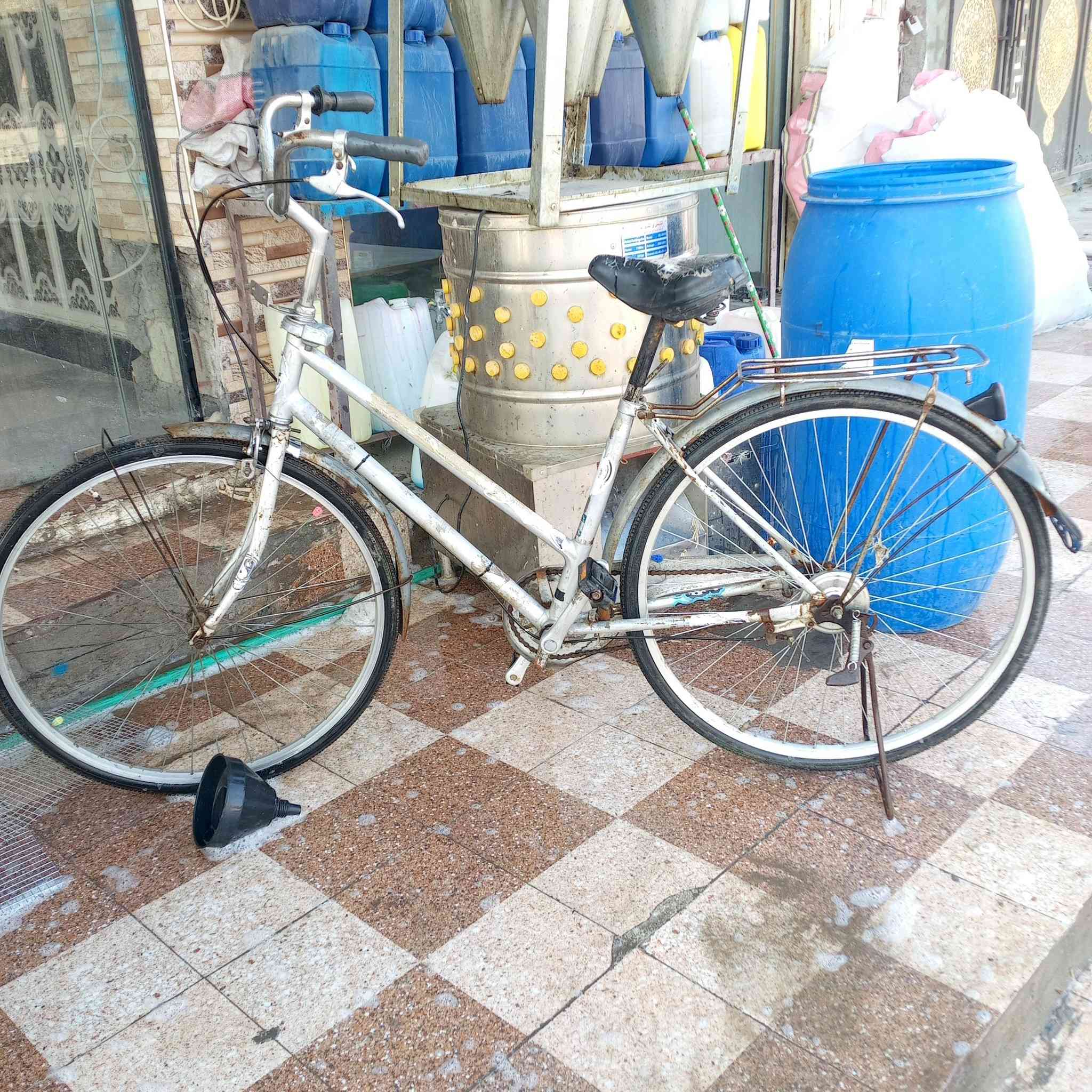 السلام عليكم البايسكل لبيع 27 الحجم باله السعر 55بي مجال لطيبيبن *********** الفلوجه يم حي الرساله يم مجمع عربي
