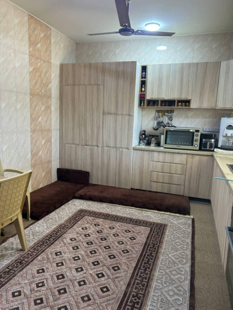 السلام عليكم .
دار للبيع في مجمع الغدير السكني كربلاء
المساحة ٢٠٠م
طابقين. يحتوي على اربع غرف نوم صالة كليدور مطبخ  ٣ مجمعات صحية البيت درجة اولى  على شارع سايدين مقابيل الاسواق 
السعر ٢٣٥ طابو صرف
للاستفسار***********
