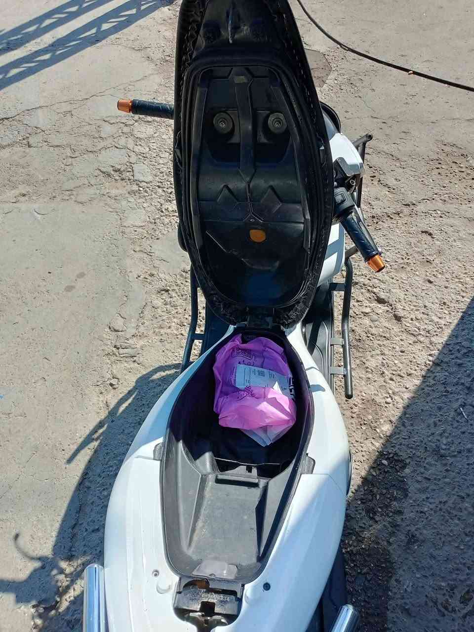 PCX. الجيل الاول ياباني gf
كفرات بلاديه نضافه 85/100 
بريك خلفي امامي 
اشاير 
عالي ناصي 
قفل جنطه 
ستاند كهرباء 
حساس حرف A 
تخم تاير جديد بارحه شديته 
عداد سرعه 
عداد بانزين 
بيه كماليات اضافيه 
درع 
جامه رياضي 
سيبايه وتجوه 
أوراقه كامله 
محرك بحاله جيده مكفول من نضوح تبخير 
دهن مبدله جديد 
دراجه حلوه وبلعافيه للياخذه 
مكانه الدوره ابو دشير 😍
السعر 1300بيه مجال 
***********
