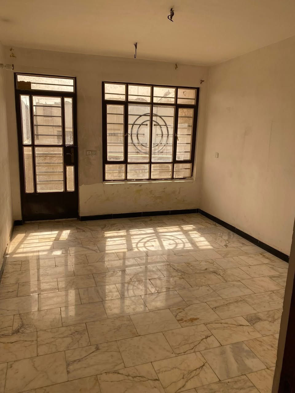 السلام عليكم
بيت للايجار في الغدير 

مساحة ٧٠ متر طابقين بناء حديث  

يفضل موظف وعائلة صغيرة 

0783 823 2837
