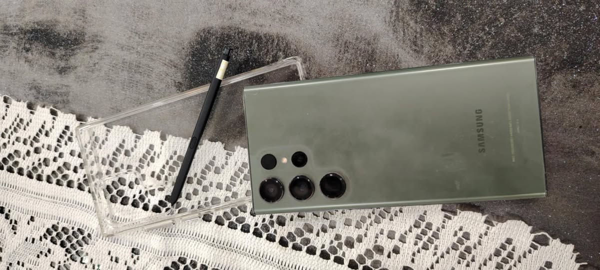 S23الترا لون زيتوني للبيع جهاز مستخدم قليل ويا شاحنته الاصلي بدون كارتونه جهاز مكفول من كلشي بطارية ممتازة مساحه التخزين (٢٥٦)السعر 725 الف وبي مجال قليل المكان بغداد شارع فلسطين للتواصل واتساب ***********  يرهم مراوس مع ايفون
