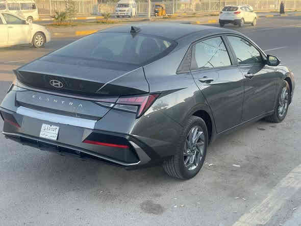 السلام عليكم 
النترا 2024 لون مميز بدون رقم ماشيه 59 ميل مواصفاتها رادارات تحديد مسار قياده ذاتيه نقطه عمياء شاشه جبيره حساسات وبعد بيها هواي مواصفات حادثها خلفي بس شويه بارد بالجنطه والباقي كفاله عامه صور حادثها بالمنشور 
مكان السياره بغداد الغزاليه 
الرقم *********** 
السعر 160 وبيها مجال بسيط
