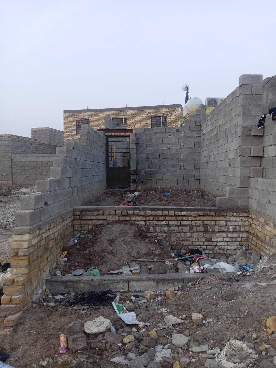 بيت للبيع زراعي 
العنوان دور النفط طابو زراعي سند ٢٥ .

المساحة ٨٠ متر 

الوجة ٤

النزال ٢٠

بايكار واصل للعكادة

وبية ٥ شيلمانات مال غرفة + بلوك اضافي 

بية غرفة وصاله وديوانيه ومطبخ حار بارد ومنور وحمام وتواليت وساحة صغيرة ومثل ما اشوف بالصور

التبليط والمجاري والكهرباء بظهر البيت يعني واصله ان شاء الله 

 السعر ١٤ مليون وبيه مجال 

للاستفسار / ***********
