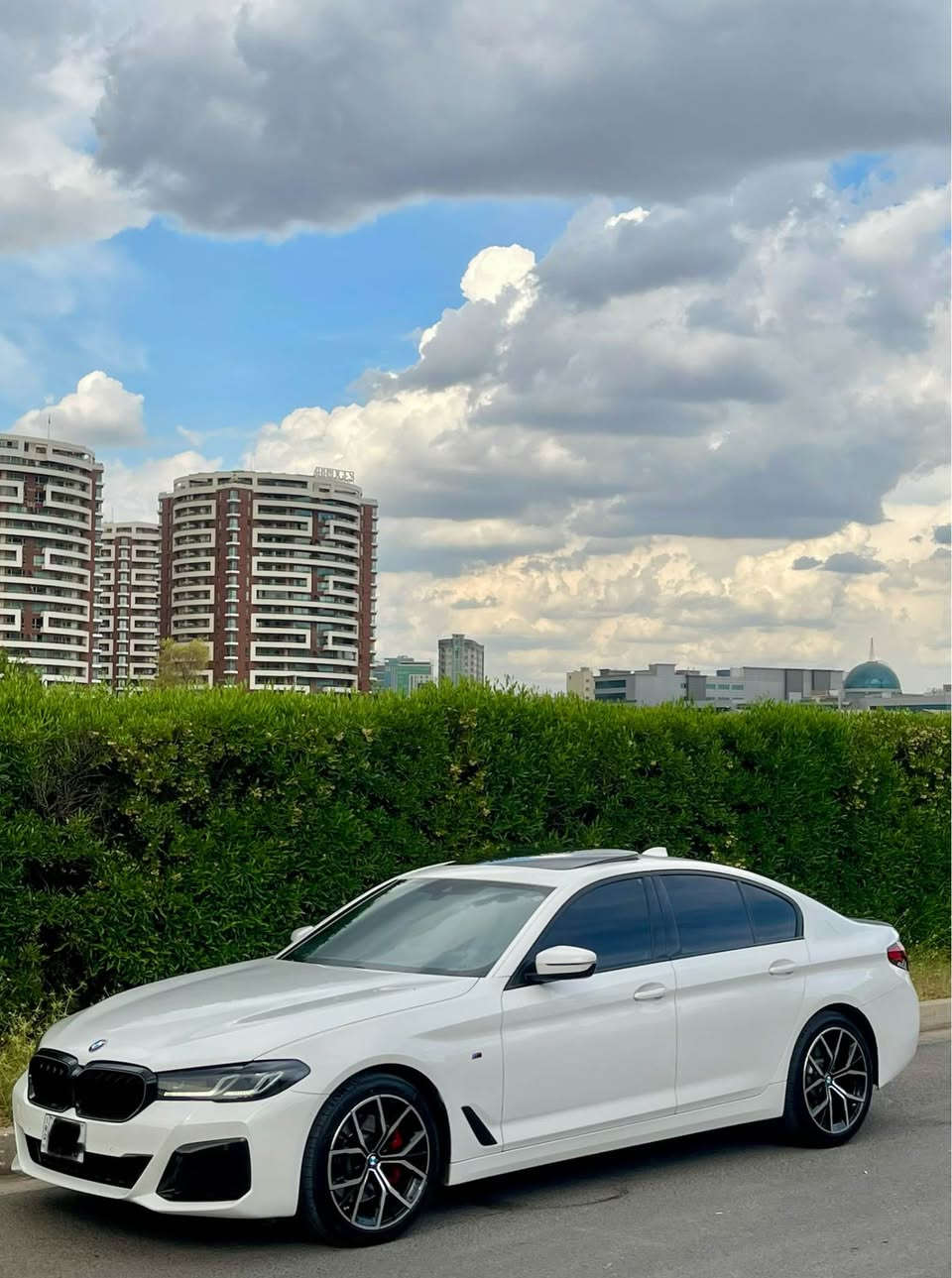 السلام عليكم 
BMW 530i 2022 🇩🇪

اعلى فئة من ناحية المواصفات 
داتاشو 
سماعات هارمن كاردن 
داخل قرميدي 
وكتاب تضليل 80‎%‎ قانوني 
ضرر السياره : جاملغ خلفي صبغ 
والصندوق مبدل نفس اللون
بدون ايرباك 
ماشية 94 كيلو فقط 
حساسات 360 درجة
تدفئة بالمقاعد الامامية والخلفية
مكان السياره اربيل 
السعر : 319 ورقة فقط

***********
*********** أربيل, العراق
