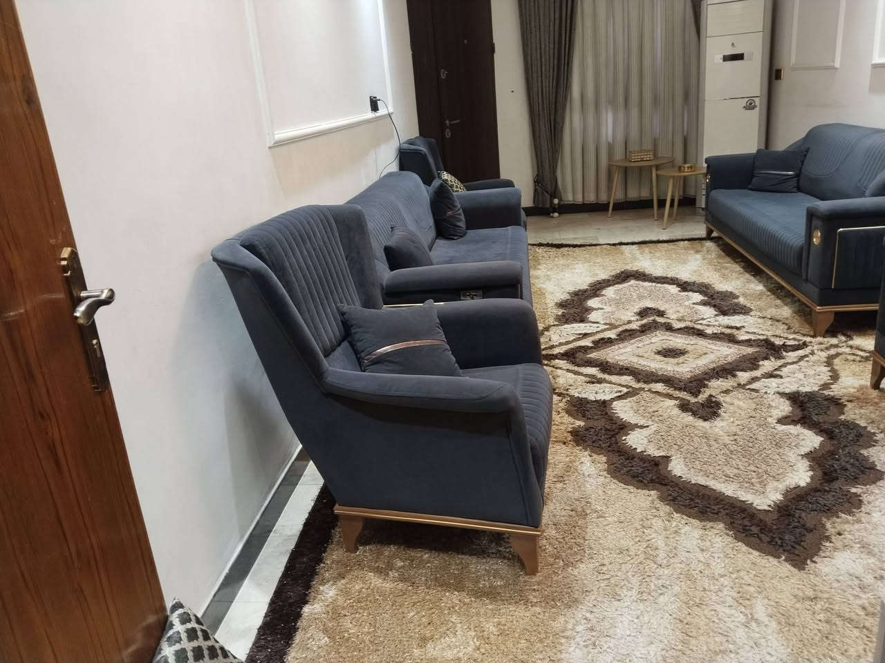 سلام عليكم يتوفر تخم 5قطع  كهربائي يتحول الى جربايه وايظا بي ٤جويات جكاره 
مكان جسر ديالى شارع 60
لاستفسار اكثر ***********
السعر 900وبي مجال
