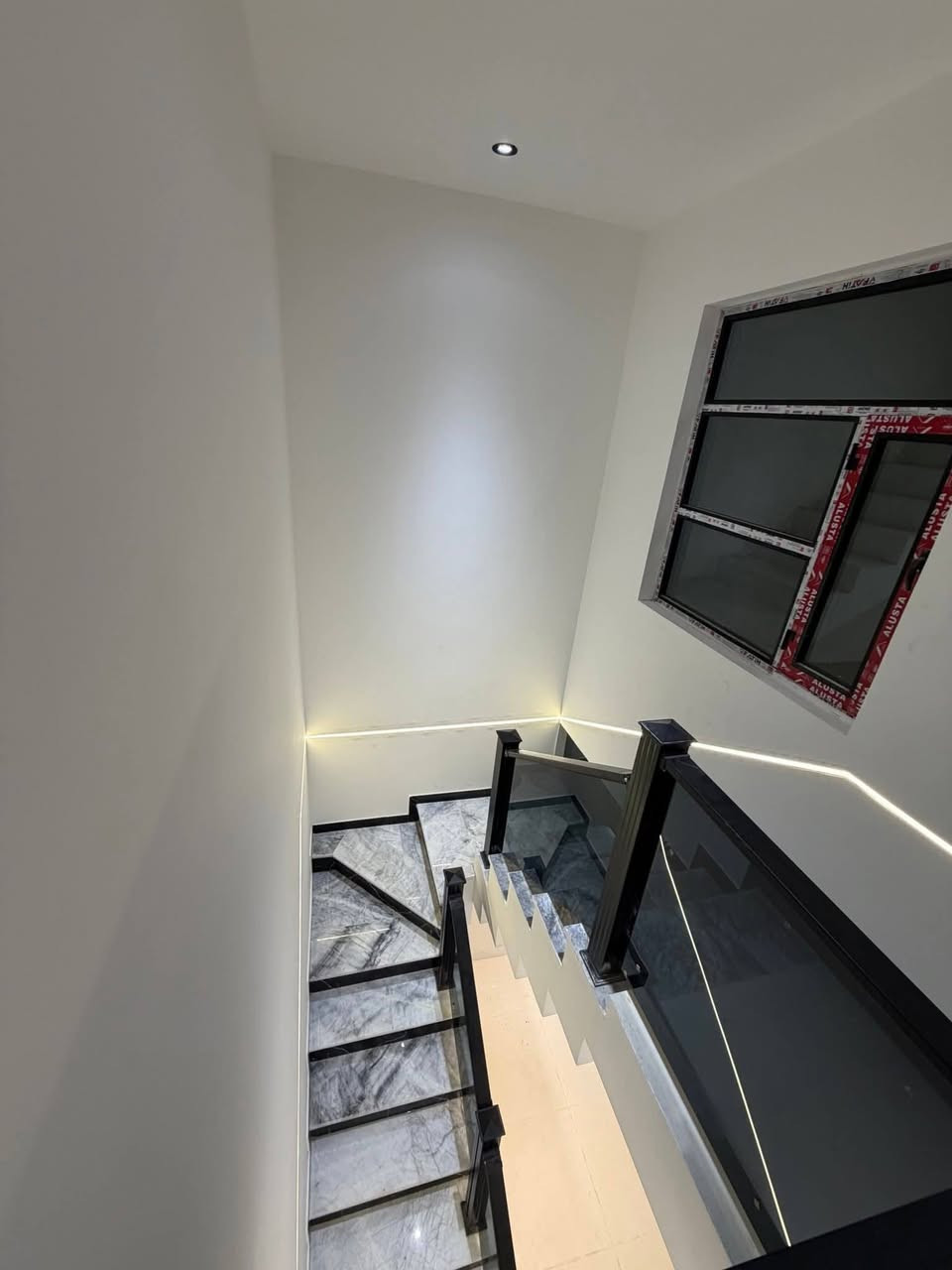 دار زراعي للبيع حديث سند ٢٥ منطقة السبع ابكار المساحة ٤٥ متر الواجهة ٤ متر يتكون من استقبال ومطبخ وغرفتين نوم وحمام عدد ٢ ومنور وبيتونة وسطح والمنطقة خدمات كاملة الاستفسار ***********
