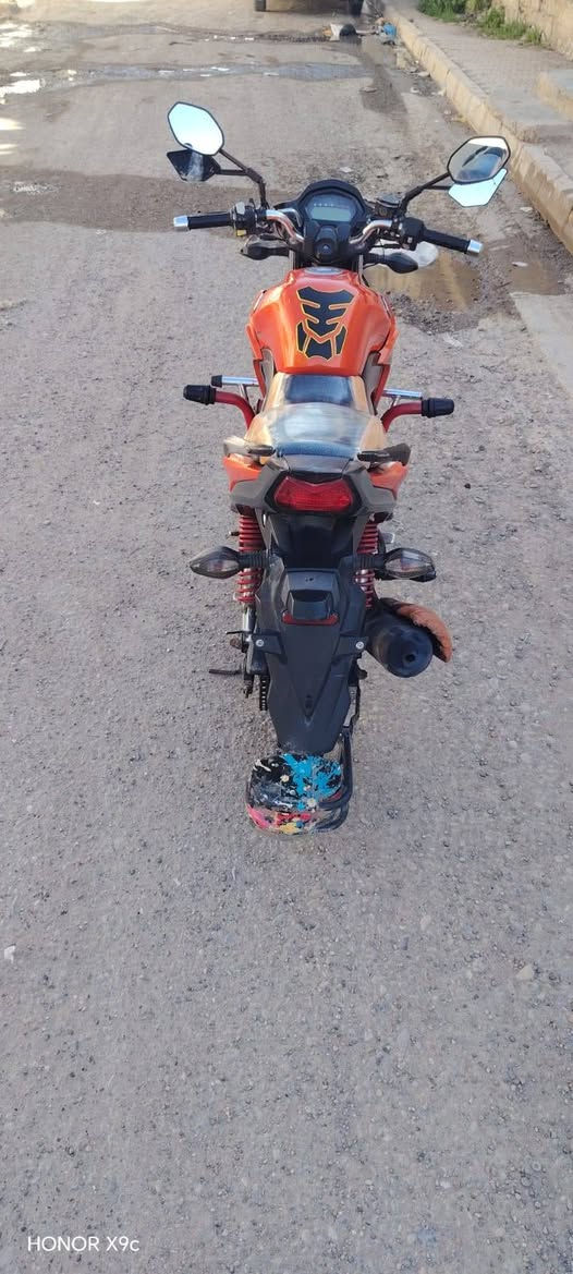 دراجه هاوجي للبيع السعر مليون و 650 بيه مجال جديده كلش كهربائيات كله شغاله موديل 17 مكمرك وكامل بس استلام سنويه محرك مكفول عنواني الرمادي حي ضباط للاستفسار على رقم ***********
