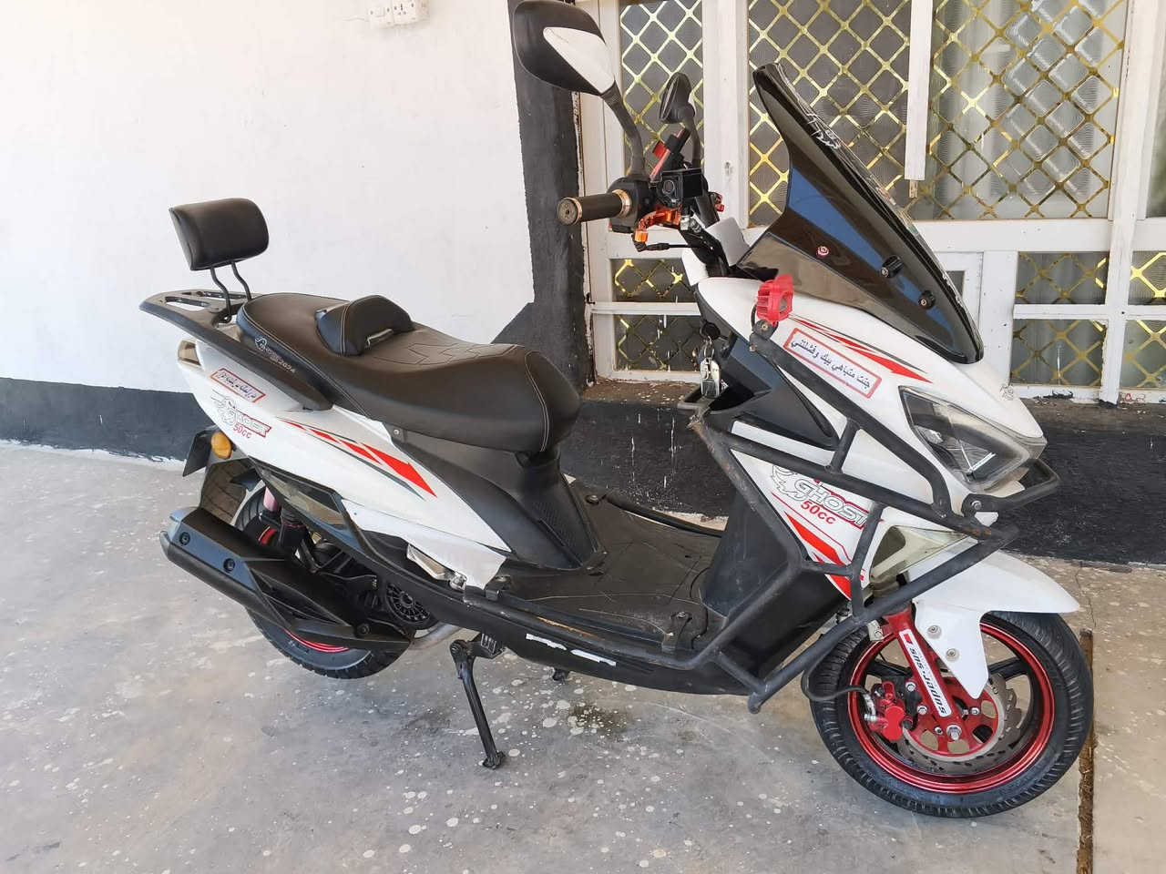 السلام عليكم 

*🔥 للبيع دراجة سكوتر Ghost 150cc قوة وحلاوة 🔥*

*النوع*: Ghost 150cc موديل جديد  ٢٠٢٤
*اللون*: ابيض × احمر  
*الحالة*: فول، ما بيها نقص. حدادي حماية، لايت ليد، اشارات شبح  
*المواصفات*: 
- محرك *150cc* 
زيرو جديد ماشي ٣٠ الف 
قوة وعزم أقوى، تتحمل سفر
- صرف معقول مقارنة بالقوة
- شكل رياضي فخم وستكرات مرتبة
*الموقع*: ديالى
، العضيم 
*السعر: 850,000 * بيها مجال للشراي الصدگ 
*الدراجة جاهزة* تعال افحص وشوفها عالطبيعة
*للاستفسار اتصال/واتساب*: *********** 
*ملاحظة*: مكلف بالنشر

