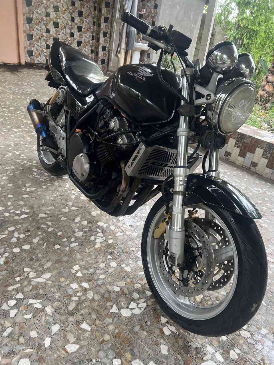Cb400
هايبر ١٦ ولف أوراق كامله مدفوع كمركها.مكينة كير مكفوله نكره بكل وقت كهربائيات كلها شغاله علياها ادامه بلكات ومجاول وزنجيل ومي راديتر بيها نقوصات كلش بسيطة 
عنوان بابل سدة الهندية ***********((السعر ١٤٠٠))
وبيها مجال قليل
