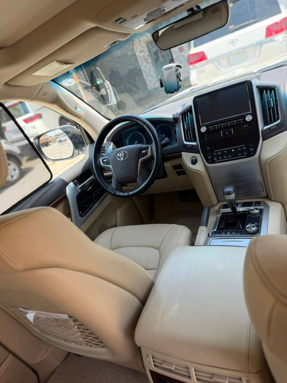 سلام عليكم لاند كروز للبيع موديل 2017 فول مواصفات V8 كفاله عامه رقم اربيل بسمي تحويل مباشر  ***********
