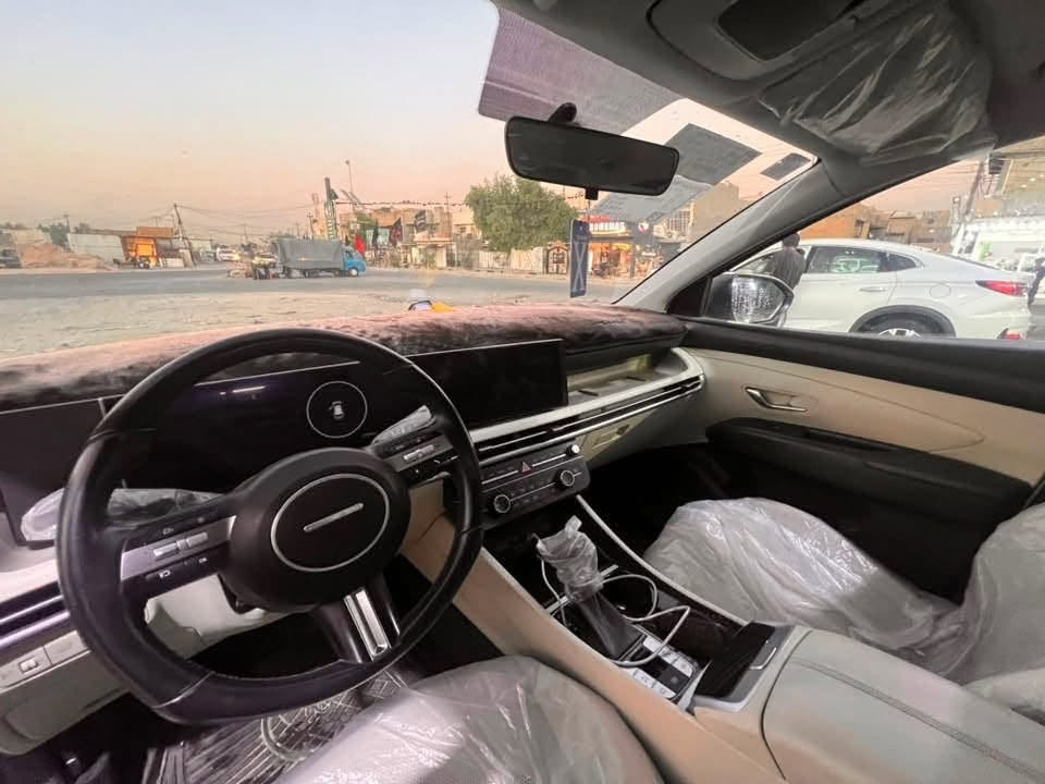 توسان خليجي 2025 فول مواصفات عدا البنوراما 
 بيها حادث فقط بنيد بدون تبديل  
بصمه/ كشنات تدفئه تبريد / كشنات  كهرباء/ بصمه ابواب / مري شفط / شاحن / بردات بواب تشغيل عن بعد /جنطه كهربائية
 ماشيه 27                                                                محرك 2000دوش 
العنوان بغداد 
رقم الهاتف ***********
السعر 206  السعر مناسب
