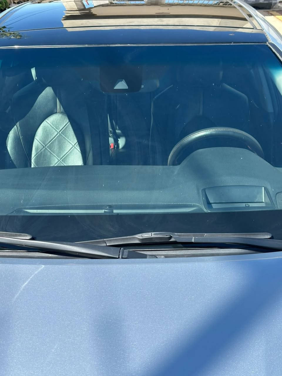 كامري 2018
رقم بغداد باسمي سنويه جديده لل 2031
ماشيه 66 الف مايل
محرك 6 سلندر  (V6)
———
فول مواصفات 1/1 اعلى فئه XSE
اربع كاميرات اماميه وجوانب وخلفيه
بنوراما
داتا شو
حساس امامي + خلفي
رادار 360 درجه
داخل صاج
اضاءه ترحيب علامه تيوتا كامري
اناره لد داخلي 
———
الحادث كما موضح بالصور فقط بنيد مبدل اصلي نفسه اللون
البدنه بخشم الشاصي بيه تعديل بسيط

ملاحظه / السياره اجه بيه ثلاث قطع كلير من امريكا بدون فتح وبدون ضرر  عدا براغي الصندوق مفتوحه فقط
—-
العنوان بابل - الحله
رقم الهاتف / ***********
