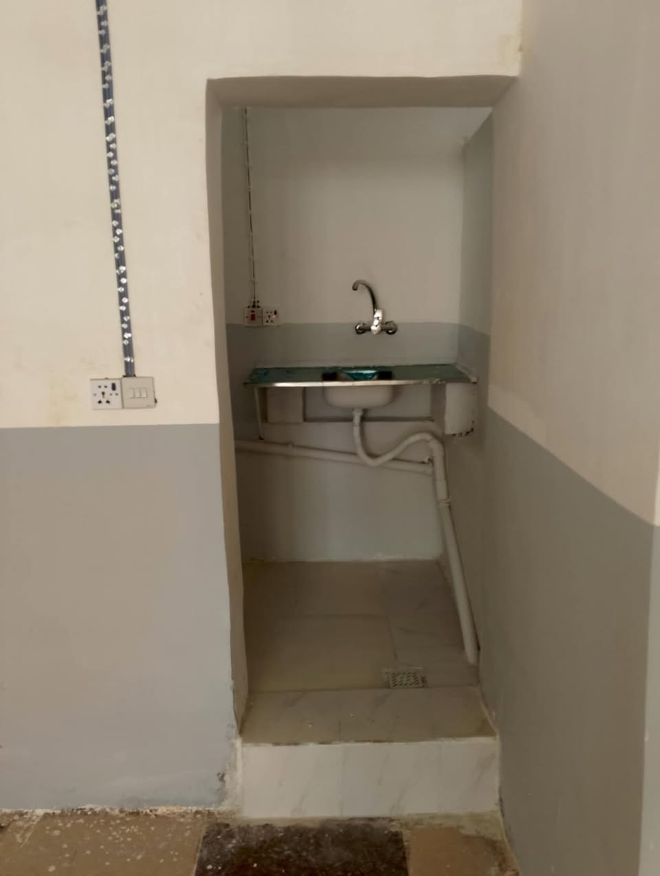 إعلان عن غرفة ومنافعها للإيجار 🌟
‏
‏السلام عليكم ورحمة الله وبركاته،
‏ اتمنى ان يكون بموافقة الإدارة أو صاحب المنشور، نعلن عن توفر غرفة كبيرة مع منافعها للإيجار في موقع مميز بوسط مدينة الديوانية.
‏
‏🔹 مواصفات العقار:
‏
‏غرفة واسعة بمساحة 8×3.5 م
‏
‏تحتوي على حمّام (صحيات) و مطبخ صغير
‏
‏سنة البناء: 2023
‏
‏موقع الغرفة:
‏الديوانية – حي الجديدة – وسط المدينة
‏نهاية شارع المواكب من جهة أهل الشط
‏ثاني شارع على اليمين من مدخل شارع الإطارات
‏قرب مركز الأسنان التخصصي الحكومي أو قسم تطبيق دكاترة الأسنان في الجديدة
‏
‏لها باب خاص على الشارع العام
‏
‏
‏🔹 ملاحظات:
‏
‏يفضَّل أن تكون لعائلة صغيرة.
‏
‏يمكن الاتفاق على تأجير مؤقت (لفترة محدودة)، وفي هذه الحالة يتم التساهل في بعض الإيجار.
‏
‏أما في حال الإيجار لسنة أو أكثر، فسيكون السعر مناسبًا ويرضي المستأجر بإذن الله.
‏
‏
‏💰 الإيجار الشهري: 200,000 دينار عراقي (قابل للتفاوض)
‏
‏📞 للتواصل والاستفسار:
‏
‏الأستاذ حيدر (أبو أحمد): ***********
‏
‏الأستاذ سيف: ‪***********‬
‏
‏
‏🎥 لمشاهدة فيديو الغرفة:
‏اضغط هنا لمشاهدة الفيديو على فيسبوك
‏
‏https://www.facebook.com/share/p/1GUi8NWdo4/
‏---
‏
‏🔸 ملاحظة مهمة:
‏نرجو من الجميع الالتزام بالصدق عند التواصل، وعدم إجراء مكالمات أو وعود غير جدية، لأن هذا يسبب إرباكًا للجادين المحتاجين فعلاً للسكن.
‏وكذلك نرجو من الإخوة والأخوات الكرام تجنّب التعليقات غير المفيدة، وإذا لم يرق لكم الإعلان فيُكتفى بتجاوزه بكل احترام.
‏
‏نسأل الله التوفيق للجميع،
‏تحياتنا – أبو هاني 🌿
‏
