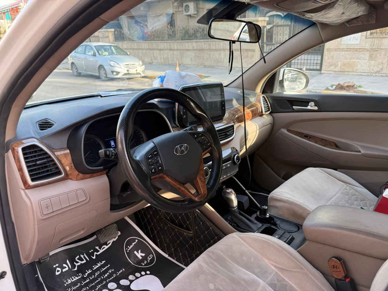 توسان خليجي
موديل  ٢٠٢٠ 
اللون ابيض 
شاحن وايرلس
كشنات بقلاوة 
لايت دوار
كشنات كهربائي 
والباقي المواصفات معروفة 
ماشية ٧٥ الف 
طخة خفيفة في باب السائق وباقية بدون تصليح
السعر $$21.000 وبيها مجال 
للتواصل على الرقم *********** واتساب 
غير متواجد على الماسنجر
