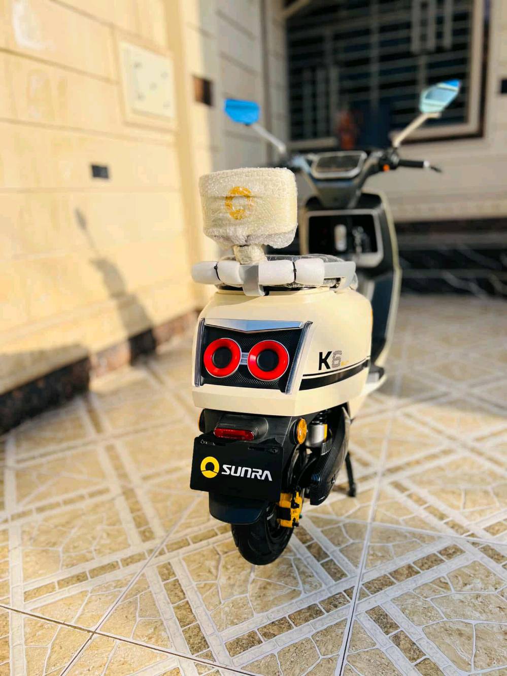 ✨ دراجة سونرا –SUNRA ✨
🚴‍♂️ من الصانع العملاق SUNRA العالمية – موديل 2026
بيها ضمان 3 سنوات ملف 
وا ضمان باتري سنة
وا عقل سنة ونص 
وبي بعد 30 شغله بيها ضمان
كتلوك موجود 
🔰 المواصفات:
🛞 ملف 1500 حقيقي برسنس حقيقي 100 بل 100 يعني جيب مال السوك المكتوب علي 3000 شرط العندي انشط
🔋 6 بطاريات كرافين كرافين مو عاديات  – 26 أمبير ⚡ 72 فولت
🚀 سرعة حقيقية 60 كم/س بتحكم 3 سرع
📏 مسافة مقطوعة بالشحنة الواحدة: 50 – 60  كم (حسب الاستخدام والسرعة والوزن المحمول)
حقيقي مو وهمي الكيج
 نضام P
🔄 نظام الرجوع للخلف R 
🛑 بريك هايدروليك دسك بكفاءة عالية
🌀 دبلات هايدروليك أمامي وخلفي – راحة ونعومة على الطرق
📺 شاشة رقمية لعرض المعلومات والسرعة
🔑 بصمة عدد 2 + تشغيل عن بعد وسويجين
🚨 جهاز إنذار ضد السرقة
💺 كشن سياحي مريح لشخصين
📦 مساحة تخزين واسعة تحت الكشن
🔌 منفذ شحن UPS للموبايل
💡 لد لايت أمامي عالي الوضوح + رماش عالي/واطي
🔴 بك لايت لد بتصميم مميز
🌟 لد أمامي وجانبي نهاري/ليلي عصري
🚦 إشارة رباعية لزيادة الأمان
🦾 استاند عدد 2 (وسطي + جانبي) بي حساس من ينزل ما يمشي المطور 
 ( ألون  مميز ) 
🚀 قوة وأداء لا مثيل له… خيارك الأمثل على الطريق
ماطور رزن تمشي بي 50 وتعوف ايدك لا يمني ولا يسر يروح 
شرط حالو حال الريان اذا ما اضبط 
كلو مختم SUNRA
يوم 2/11  اخذتو ول وصل موجود 
✅ ☎️( ***********)
 السعر 850 بي مجال او مروسه 