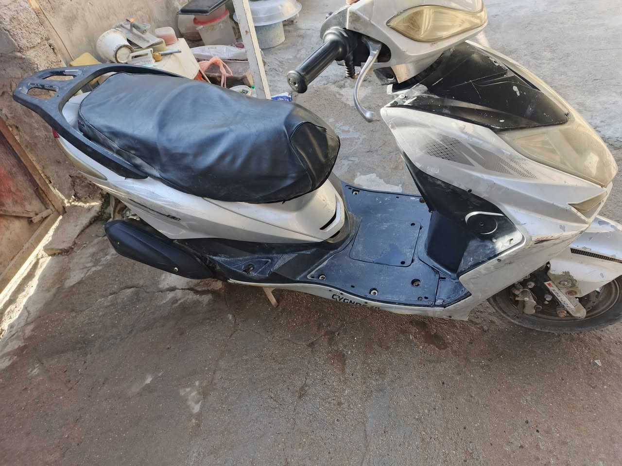 سلام عليكم دراجه سكنس سلف هندر شغال دراجه ما مفتوحه 
كلجات جدد أمامي وخلفي دراجه جاهزه عنواني بصره 
أبي الخصيب رقم هاتف ***********
