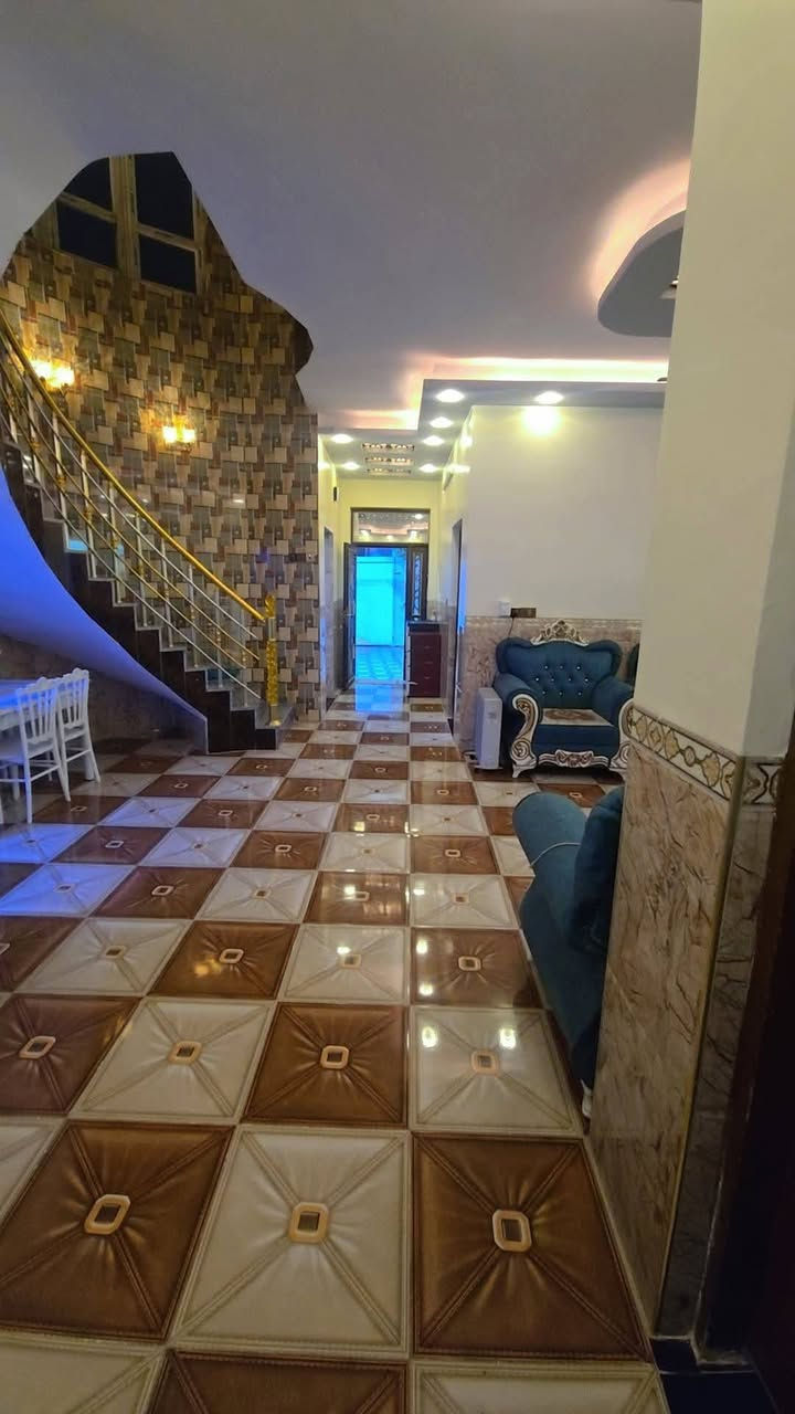 دار للبيع [ رقم قطعه ومقاطعه] 

معامله تمليك كامله 

فرصة ذهبية لامتلاك منزل يجمع بين الموقع الحيوي والتصميم المتكامل، يقع في أجمل مناطق بلد - الجمعية الثالثة، مباشرة على حولي السايدين (مجاور أسواق ماما اشتريلي)، مما يجعله من أكثر المواقع حيوية وسهولة في الوصول.

بناء طابوق 

📍  المساحة: 285 

المميزة: موقع استراتيجي جداً وقريب من كافة الخدمات التجارية والسكنية.

🧱 تفاصيل الطابق الأول:

الاستقبال: مساحة واسعة لاستقبال الضيوف.

المطبخ: نظام (حار / بارد) بتصميم عصري.

النوم: غرفتان نوم مع منور لضمان التهوية والإضاءة الطبيعية.

: صالة كبيرة + مجمع صحيات متكامل.

الخارجي: حديقة كبيرة + طرمة واسعة + حديقة مجاورة متصلة بالبيت تضيف خصوصية ومساحة خضراء إضافية.

💤 تفاصيل الطابق الثاني:

الجناح الخاص: غرفة نوم بنظام "سويت" (مجمع صحيات داخلي).

الصالة: صالة كبيرة إضافية تصلح كغرفة معيشة ثانية.

الأسطح: يحتوي البيت على سطحيْن:

سطح أول مهيأ تماماً لبناء غرفة إضافية مستقبلاً.

سطح ثاني بمساحة كبيرة.

البيت ليس مجرد سكن، بل هو استثمار ناجح بفضل موقعه على الحولي ومساحاته المفتوحة (الحدائق) التي نادراً ما تجدها في هكذا مواقع 

📞 للتواصل والاستفسار:

[***********]
