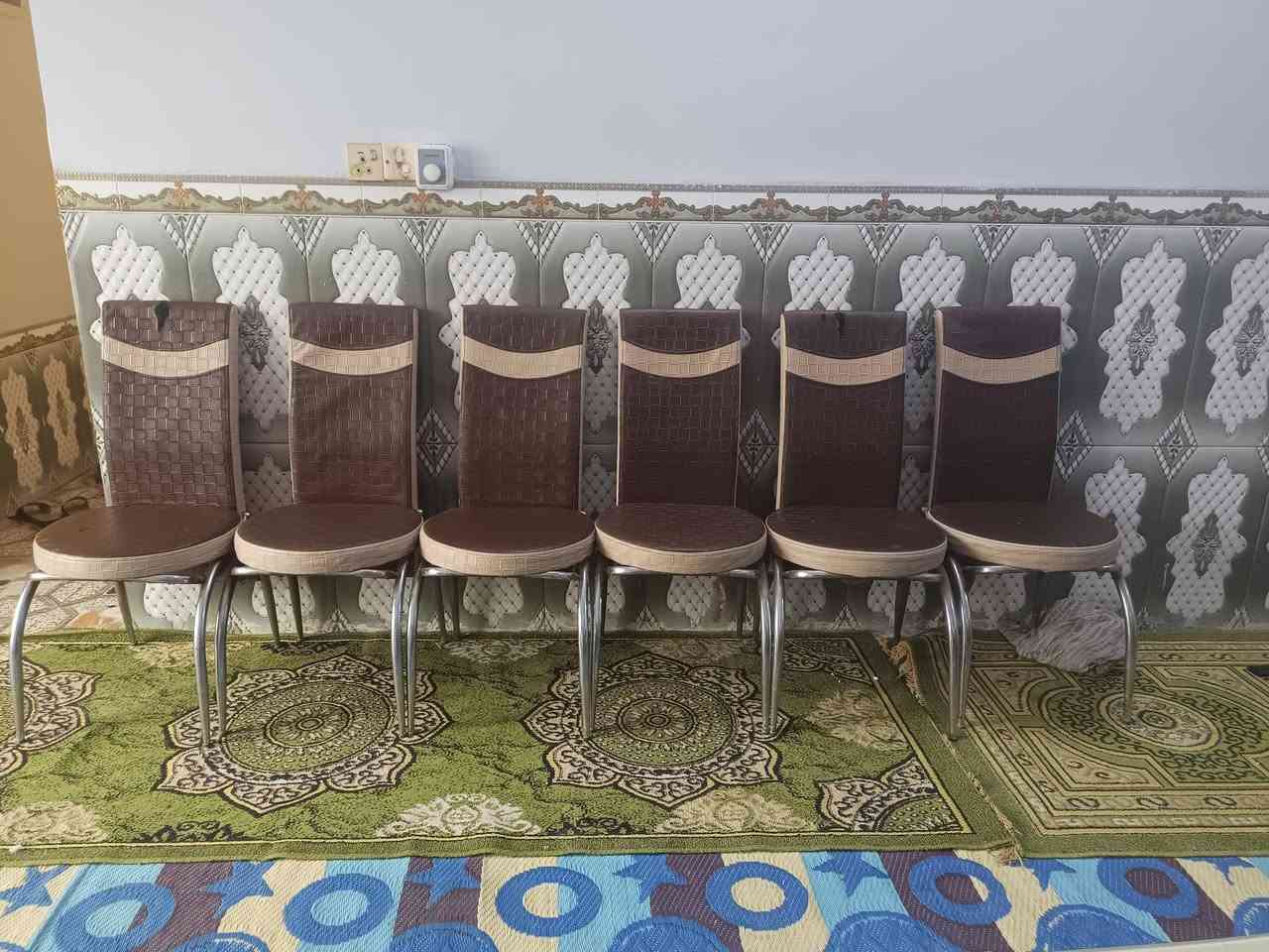 طبله للبيع سعرها 200,000 وبيها مجال وياها ست كراسي
***********
