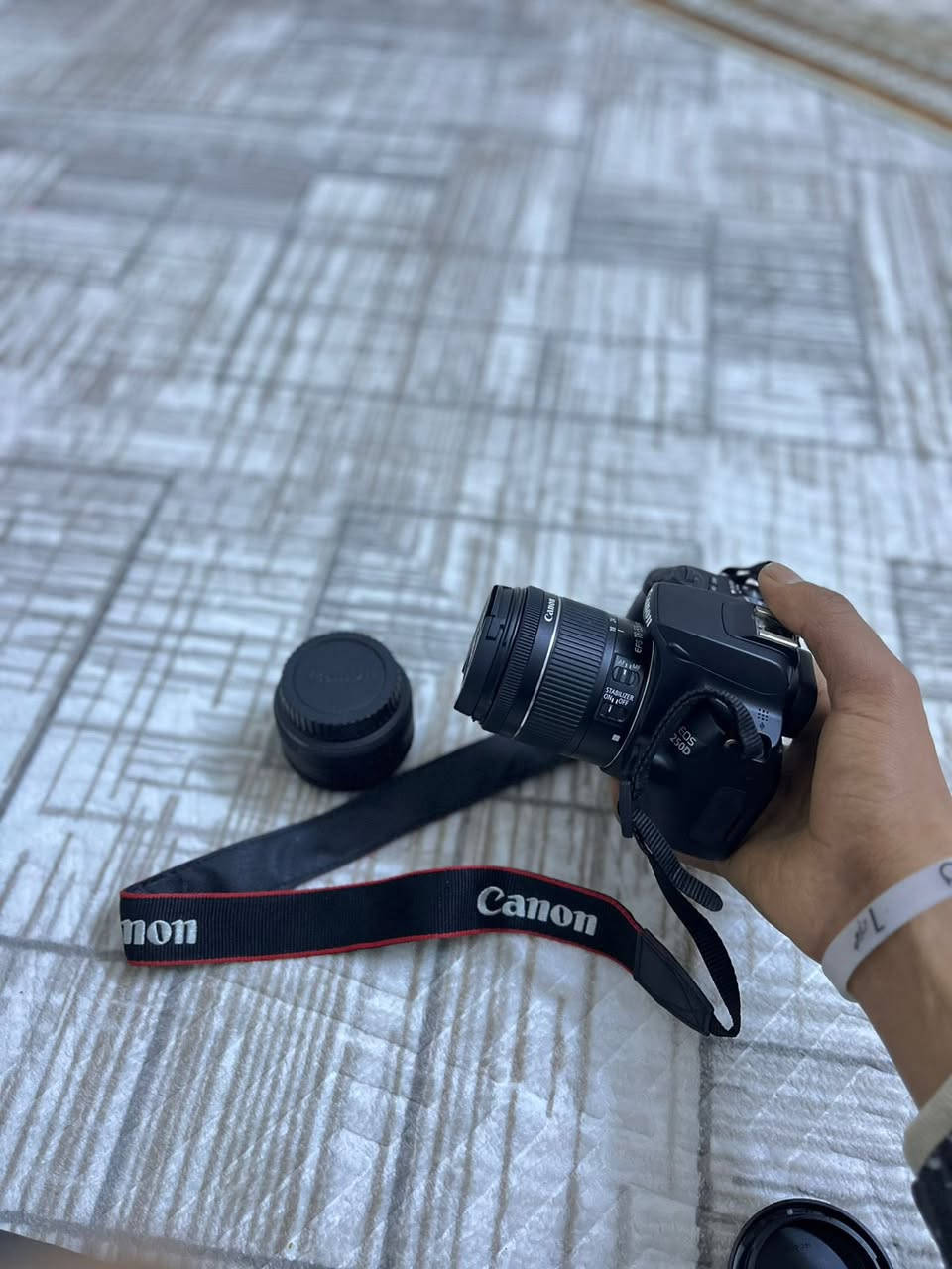 كانون  استعمال قليل جداً بعدها كارتون اي استفسار ما متواجد فيس
250 D 
ملحقات 
رامات اثنين 
وعدسة ثانية 50mm 
وتوصالة للحاسبة 
 وشاحنة للبطارية 
واستاند للتصوير 

واتساب/ 
***********
