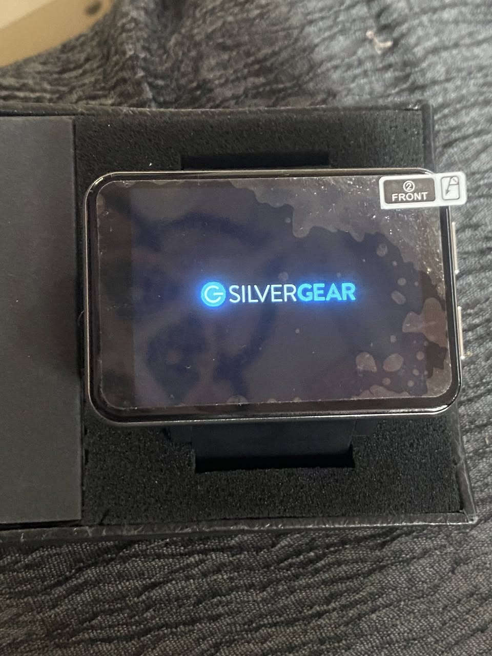 ساعة ذكية بـ شاشة عرض عريضة مقاس 2.4 بوصة من شركة Silvergear (موديل Smartwatch XL / DM100). تعمل هذه الساعة بنظام تشغيل أندرويد وتأتي مزودة بميزات متقدمة تشمل كاميرا مدمجة، ودعم شريحة اتصال مكالمات وتصفح الإنترنت، وتتبع اللياقة البدنية ومعدل ضربات القلب 
اعله سعر ابيع  ***********
