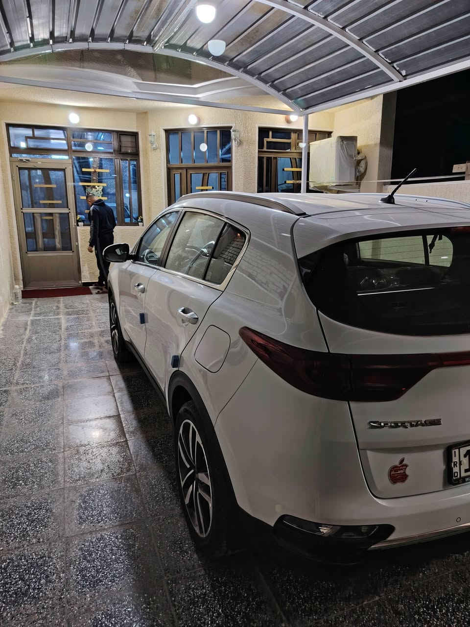 السلام عليكم
للبيع كيآ سبورتج موديل 2020
سيارة جديدة خليجي مكفولة كفالة عامة
سيارة نص فول معروفه
جواهة تخم تاير جديد ممشاه مالتهة 34515km 
للاستفسار الاتصال ع رقم ***********
