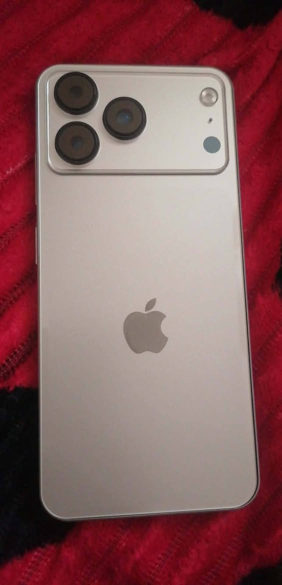 للبيع 90 وبي مجال
📱 iPhone 17 Pro Max

⚙️ مواصفات الجهاز:
 • 💾 الذاكرة: 512GB – مساحة عملاقة لكل صورك وفيديوهاتك
 • 📱 الشاشة: 6.9 إنج Super Retina XDR – وضوح وألوان تخبل
 • 🚀 المعالج: Apple A-Series Pro – سرعة، سلاسة، وأداء بدون تعليق
 • 📸 الكاميرات الخلفية: ثلاثية 48MP – تصوير احترافي بكل الظروف
 • 🤳 الكاميرا الأمامية: 12MP – صور وفيديوهات بجودة عالية
 • 🔋 البطارية: تدوم أطول مع دعم الشحن السريع
 • 🔐 الأمان: Face ID سريع ودقيق
 • 💎 التصميم: هيكل فاخر مقاوم للماء والغبار


**إذا كنت صاحب هذا الإعلان وتريد حذفه لأي سبب، رجاءا أرسل رسالة إلى الدعم الفني**