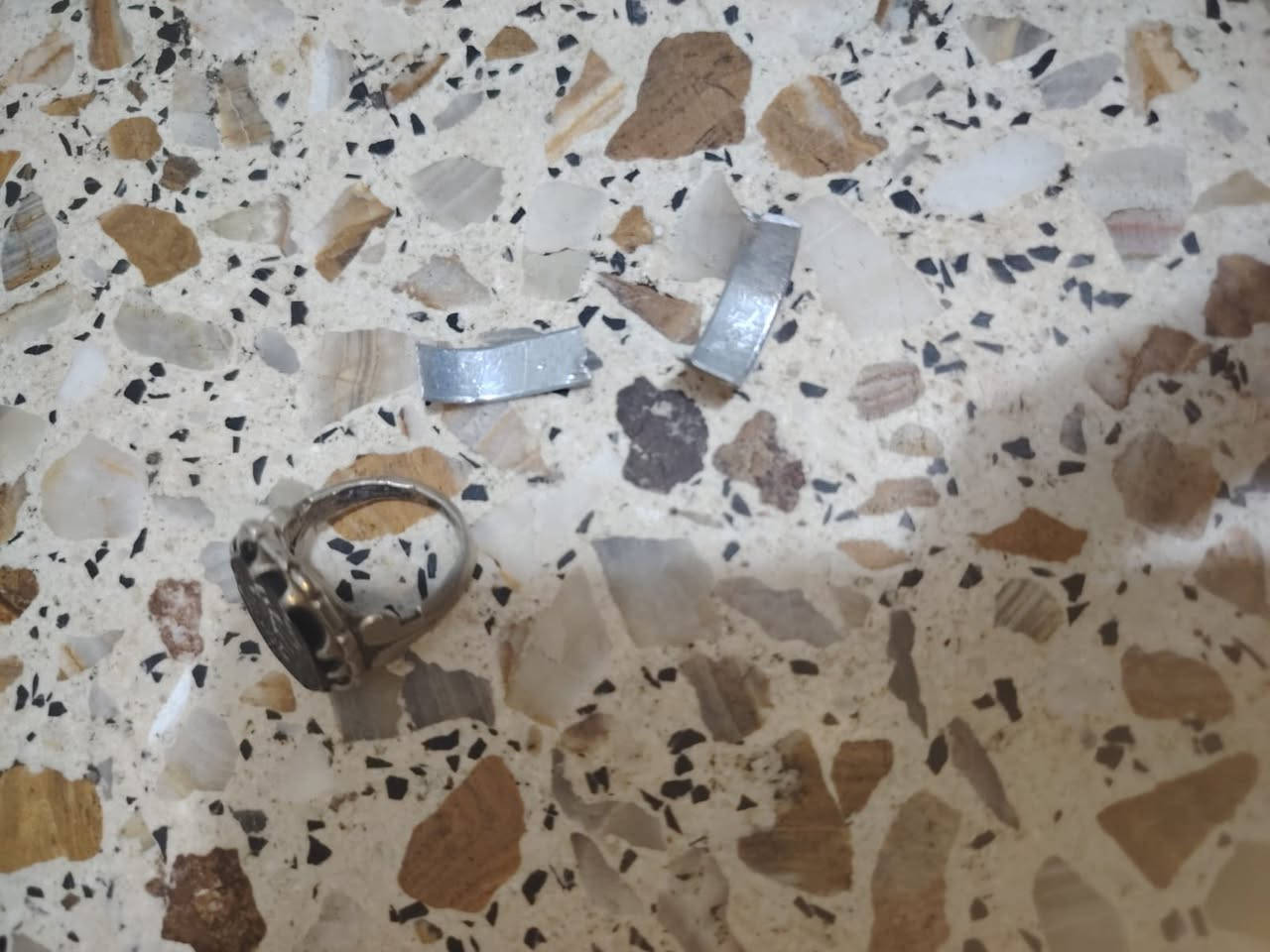 السلام عليكم محبس وحلقة مكسرة للبيع قيم انت بل يرضي بي الله واخذهم مع هدية بس قيم بل يرضى الله لين لا عباس ابو فاضل وحق القرآن محتاج واريد اجيب علاج لمي ورايد ابيعهن عليكم العباس لحد يقصر


**إذا كنت صاحب هذا الإعلان وتريد حذفه لأي سبب، رجاءا أرسل رسالة إلى الدعم الفني**