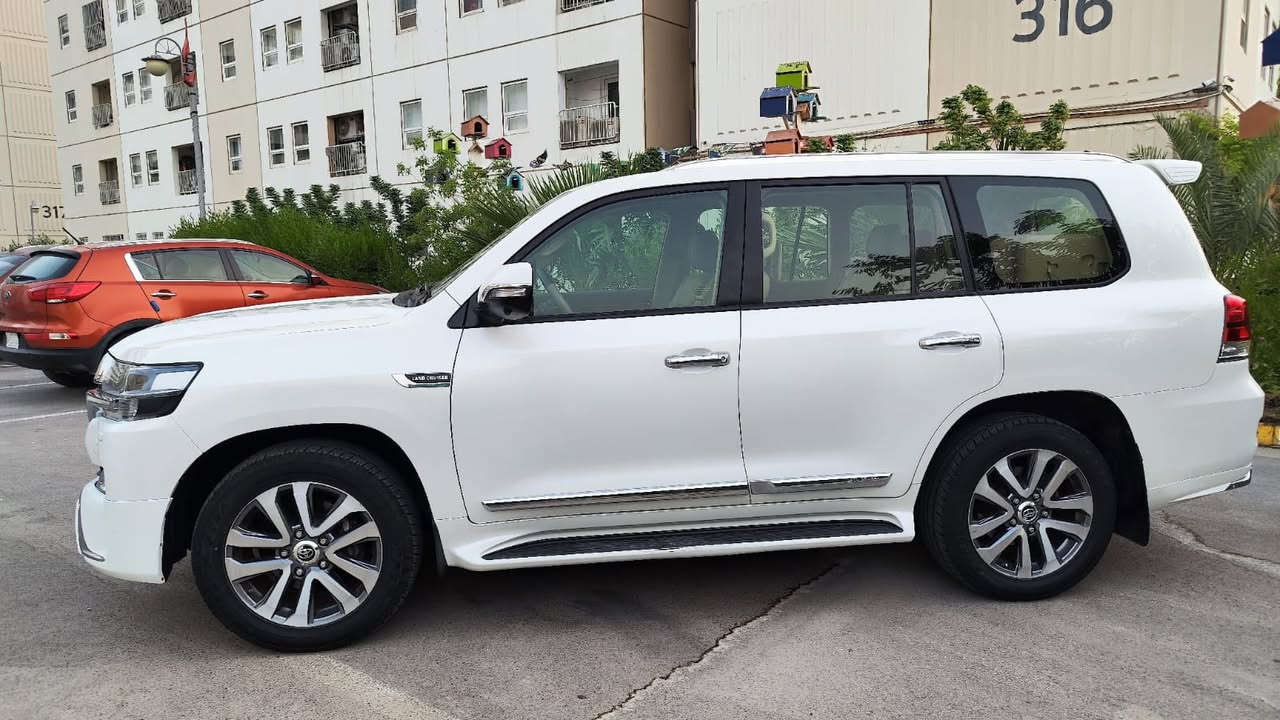 للبيع
لاندكروز موديل 2017
وأيد دديشن 
بسمي تحويل ثاني يوم بيها الجاملخ الأيمن مبدل 
فول مواصفات 1/1
حساس امامي
حساس خلفي
بصمه تشغل
بصمه اوبواب
فتحه سلايت
كشنات جلد اصلي
كشن كهرباء اتلاث حركات
محرك 6 سلندر
تشغيل عن بعد
8 ايرباك 
زراكات لايت 
مري شفط و قلاب 
مثبت سرعه 
سبعه راكب 
ثلاث قطع تبريد 
تحكمات ستيرن كامله 
كامرة دوارة
مطفايه حريق 
وباقي مواصفات معروفه. 
 شرط الفحص سعر السياره (490 ورقه وبيها مجال مكاني بغداد بسماية
اللاستفسار على رقم ***********
