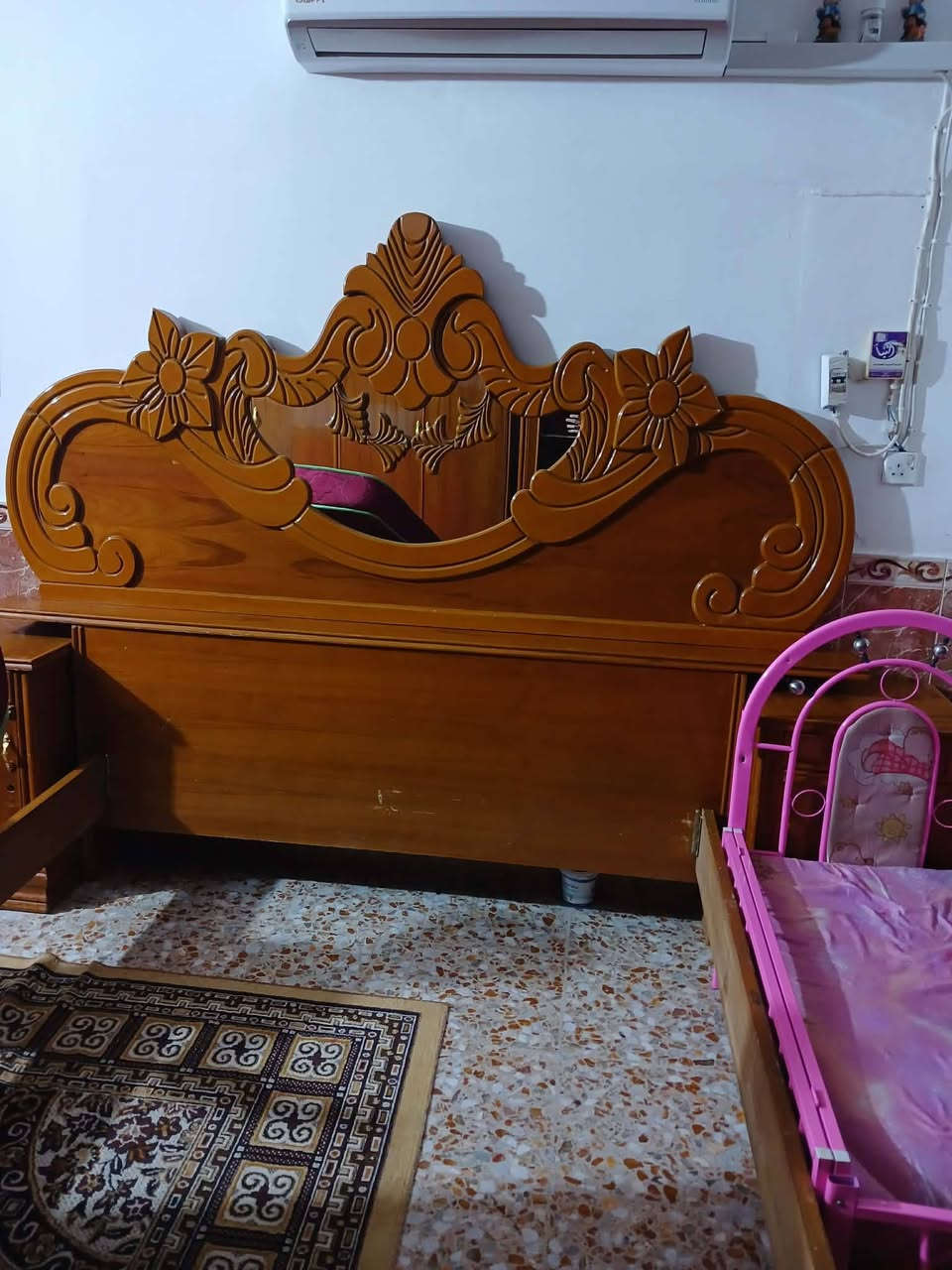 السلام عليكم راس جربايه العالي والناصي مع الكومديات مع ميز المكياج تسكام درجه اولى الله شاهد سعرهن ٢٥٠ وبيهن مجال قليل ***********
