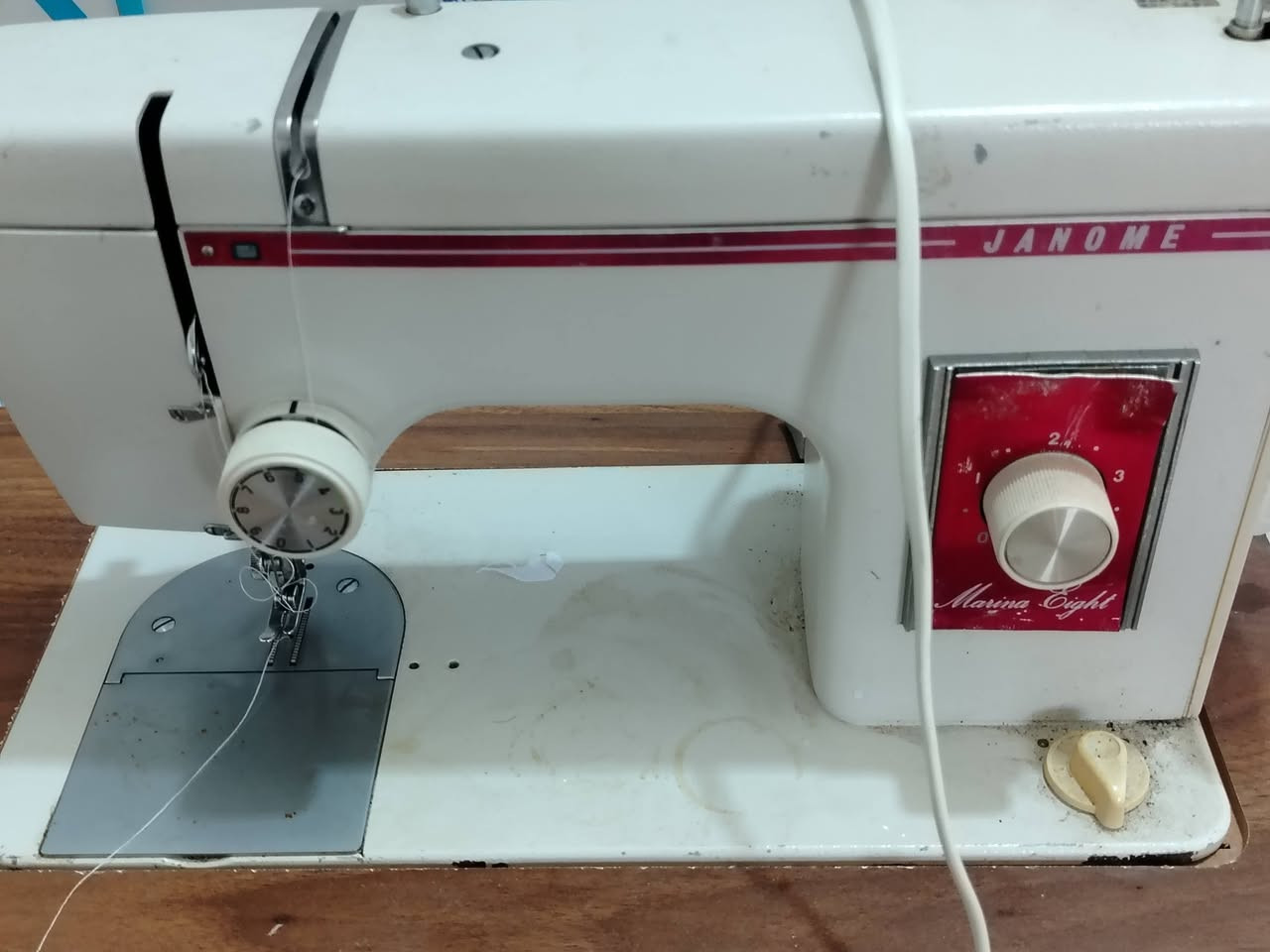 مكينة خياطة نوع JANOME استعمال قليل مع القاعدة
السعر 120 وبي مجال 
العنوان الملايين الثانية 
واتساب ***********
