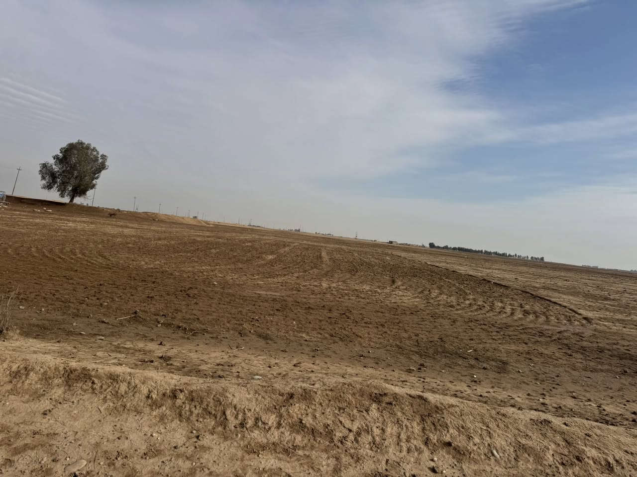 السلام عليكم ارض للبيع طابو زراعي 30 دونم 8 طابو زراعي و23 زراعي شرط التحويل بيها بير وخط كهرباء وبير وغرف وحوض سمك الأرض فارغه مكان قريب على عرب الخزيفي العلم صلاح الدين الشراي يتصل ***********
