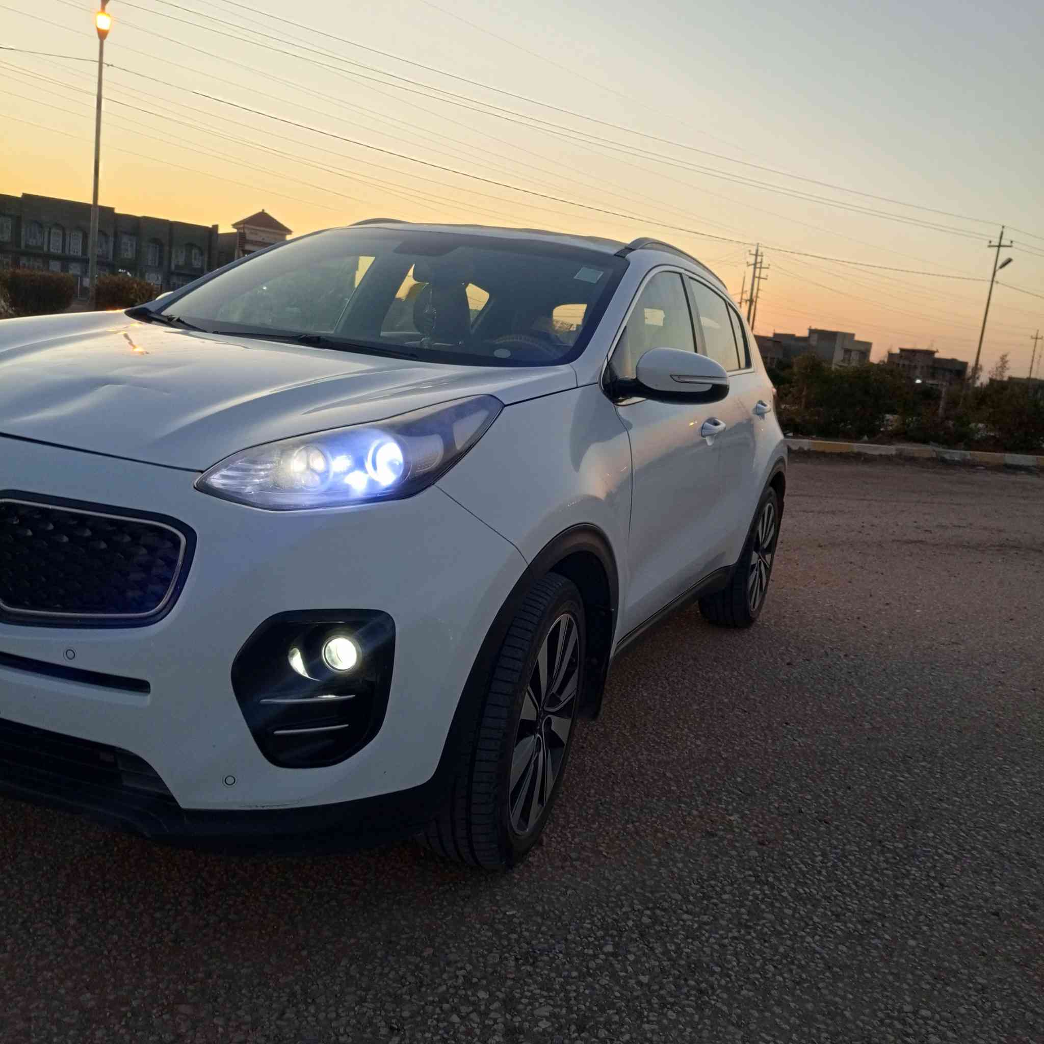 السلام عليكم ورحمة الله وبركاته  اخوان سياره اسبورتج 2016 شكل جديد السياره كفاله عامه فقط حالوب بالقماره وما مبينه كير مكينه حداديه كله وضع شركه مكينه 2000دوش فول موصفات عدا البصمه وال فتحه ماشيه 125 حقيقي رقم قادسيه مداور ثاني يوم السعر 171 وبيه مجال الطيبين مكاني بابل  رقم الهاتف ‏‪***********‬‏
