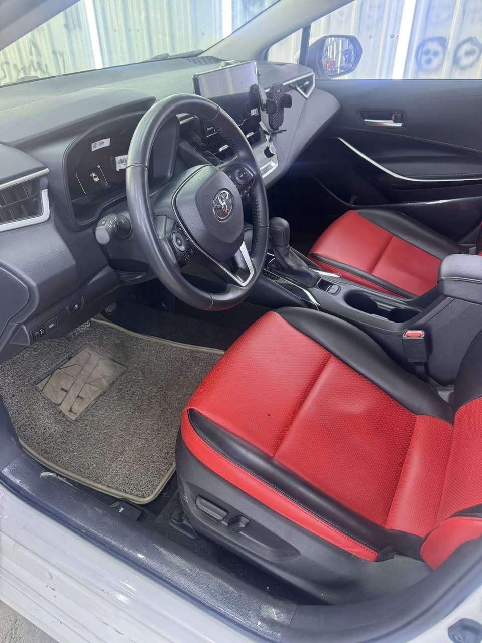 سلام عليكم حبايب
عندي كورلا موديل 2025 شكل الخليجي فول مواصفات داخل احمر كشن كهرباء سبايدر خلفي
السياره اني ماخذها زيرو من الشركه 
ماشيه 15 الف كفاله عامه عدا رصعه بل جاملغ الامامي صغيره كلش عارضها ب 157 وبيها مجال كلش قليل مكاني حي الخضراء 
***********
