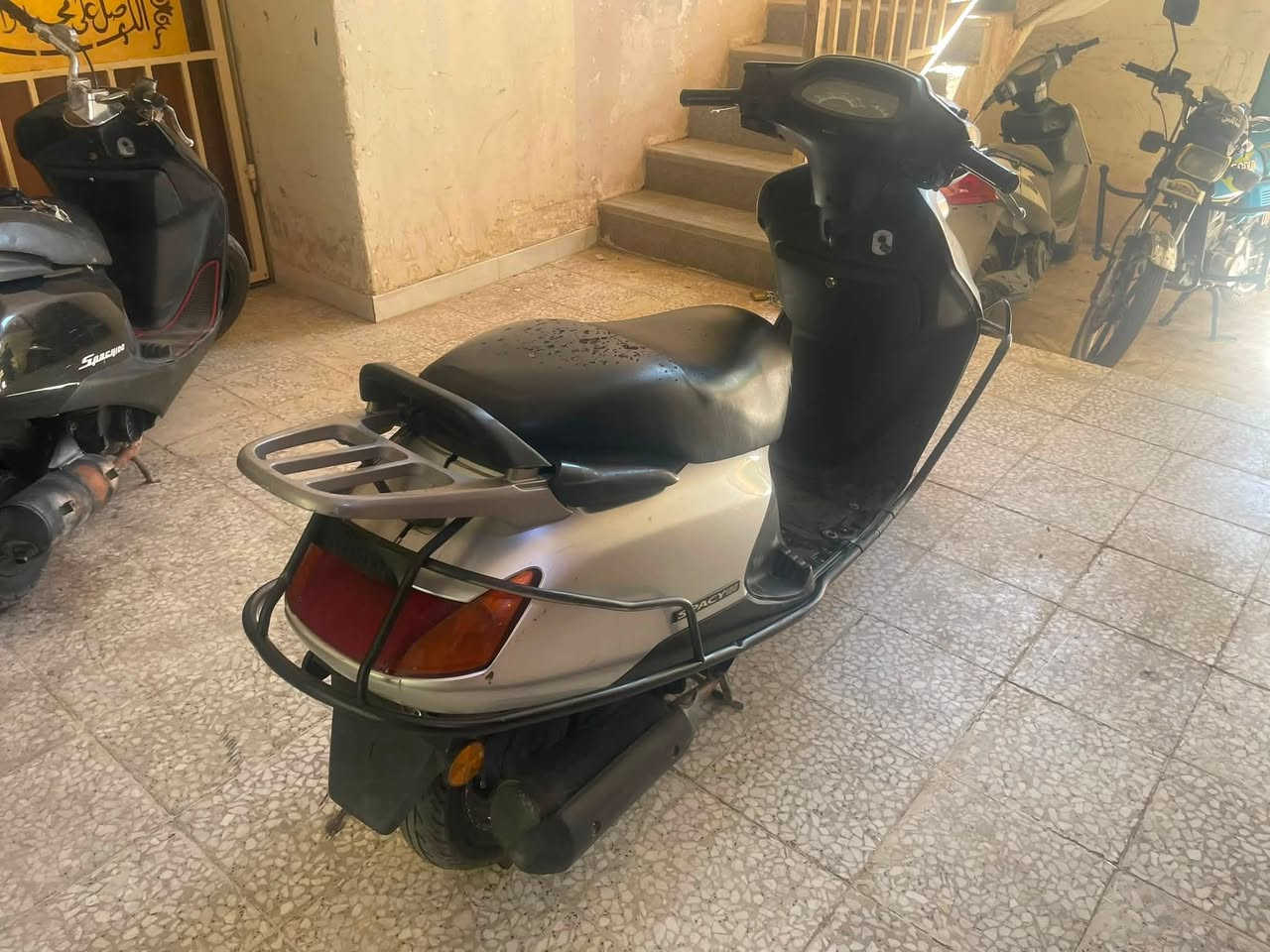 دراجه سبيسي للبيع مبدل بيها اويل بم سلف هندر شغال كهربائيات كلها شغاله ماعدا قفل الجنطه 
كفرات اصلي تايرات جديد
السعر 550 وبيها مجال
 العنوان كوت 
الرقم ***********
