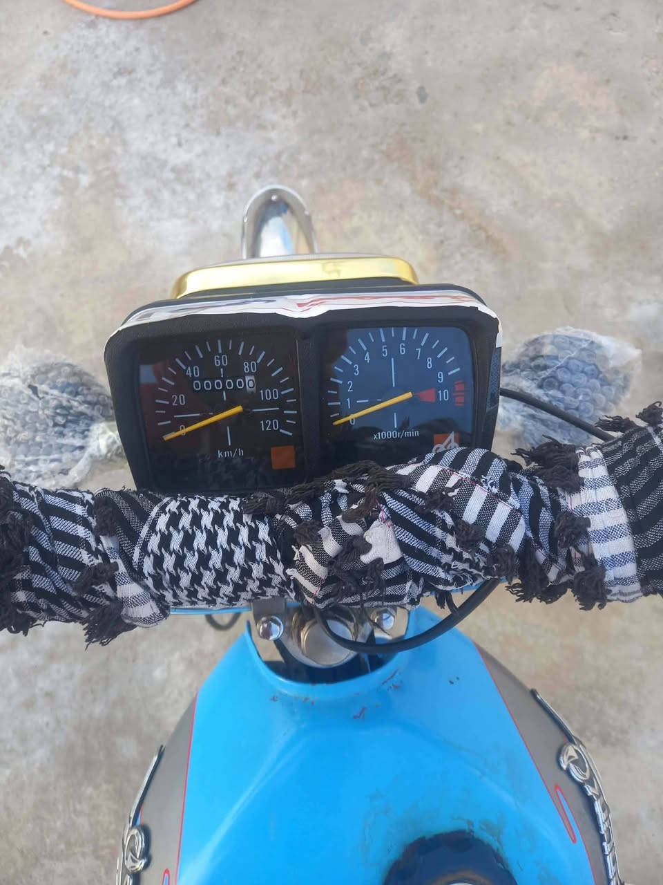 سلام عليكم دراجه للبيع موديل 21اوراق 
 محرك مامفتوح كهربائية كله شغاله دراجه 
كامله لاتنقيص ولاتبخير خير من الله معدل 
فولل سعر 500وبيه مجال مكان واسط زبيديه  مراسله الصفحه او وتساب *********** واتساب.فقط
