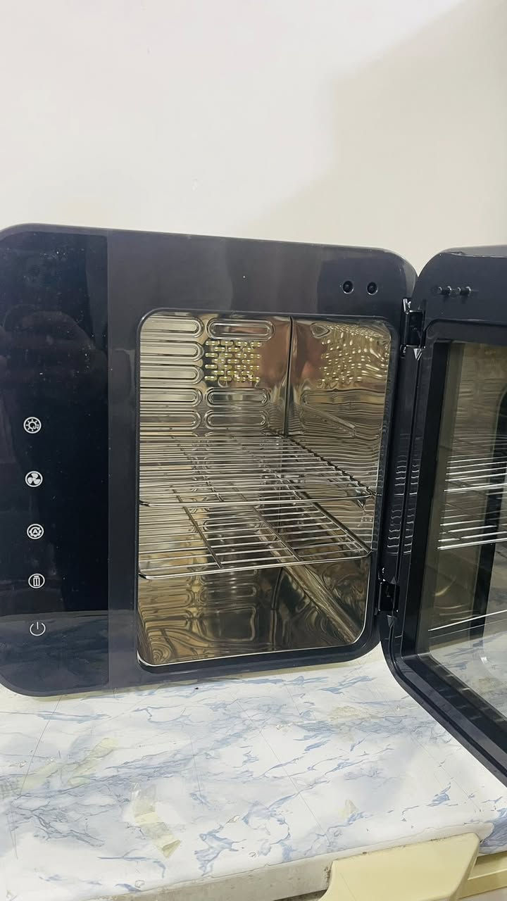 الجهاز الظاهر في الصور هو معقم ومجفف بالأشعة فوق البنفسجية (UV) من شركة Tommee Tippee، يُستخدم لتعقيم وتجفيف رضاعة الأطفال وملحقاتها.

🔹 الوظيفة الأساسية
 • تعقيم بالـ UV-C لقتل 99.9% من البكتيريا والفيروسات.
 • تجفيف بالهواء الساخن المفلتر.
 • يمكن استخدامه للتعقيم فقط، أو التجفيف فقط، أو الاثنين معًا 
اطوني سعر بي


**إذا كنت صاحب هذا الإعلان وتريد حذفه لأي سبب، رجاءا أرسل رسالة إلى الدعم الفني**