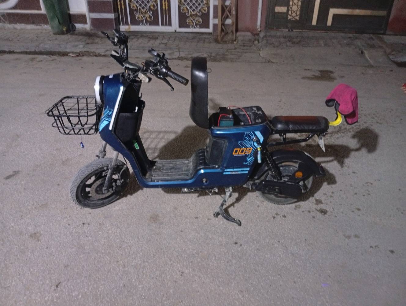 دراجة كهربائية بحالة جيدة جداً مع مرآتين أماميتين وشاشة عرض واضحة تعرض السرعة وحالة البطارية. تحتوي الدراجة على سلة أمامية وفراش مريح. مناسبة للتنقل في المدينة بشكل سلس وسهل. اللون أزرق غامق مع تصميم مميز وجذاب. أبحث عن مشتري جاد ومهتم بالسعر المناسب.