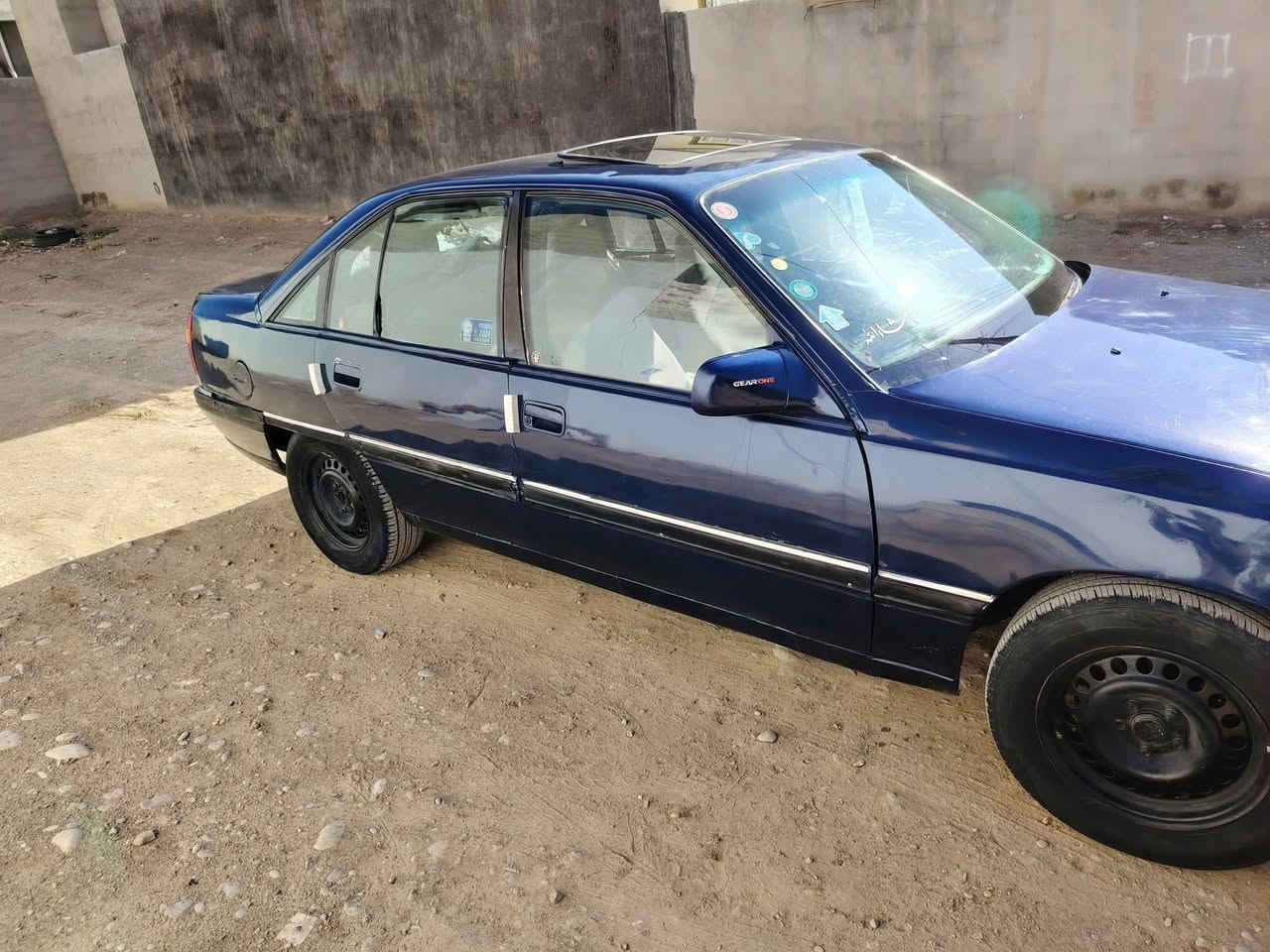 اوبل اوميكا لبيع موديل 91  سنويه منتهاه بل 21
سعر 25
***********
