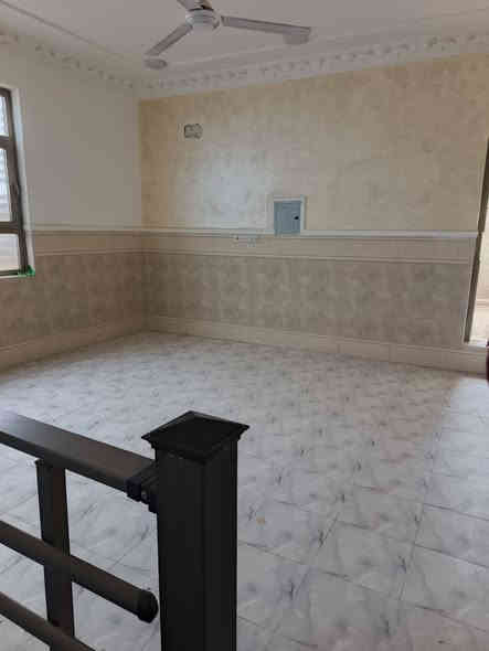 لـلايجــار
دار لوحة معمارية 
بناءحديث، _نظيف _مرتب _1/1
دار طابقين مساحة 300م 
يحتوي، على ثلاثه غرف نوم بمساحة 5×5م
استقبال بمساحة 5×8م 
كليدور بمساحة كبيرة 
مطبخ حار +بارد 
مجمع صحيات معزولة التواليت عن الحمام 
صحيات خارجية مشتركة غربي +شرقي +حمام 
كـراج يحتوي، ثلاث، سيارات 
العنوان /حـلــة حـــــي الــزيتــون 
لـلاستفسـار 
***********
***********
